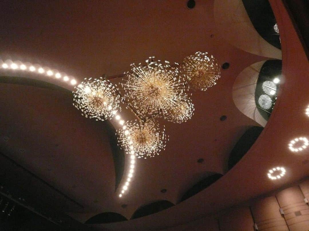 輝生かなでさんのインスタグラム写真 - (輝生かなでInstagram)「｢天使にラブソングを~シスターアクト~｣大阪公演ありがとうございました。梅田芸術劇場メインホール､美しく大好きな劇場です。ペンライトの彩りも加わりさらに華やかな空間でした🌈またこの劇場に帰ってこられるよう頑張ります！   #天使にラブソングを  #sisteract  #梅田芸術劇場  #digitalcamera」12月10日 16時43分 - kio_kanade