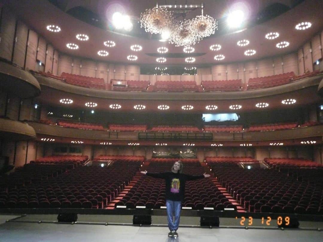 輝生かなでさんのインスタグラム写真 - (輝生かなでInstagram)「｢天使にラブソングを~シスターアクト~｣大阪公演ありがとうございました。梅田芸術劇場メインホール､美しく大好きな劇場です。ペンライトの彩りも加わりさらに華やかな空間でした🌈またこの劇場に帰ってこられるよう頑張ります！   #天使にラブソングを  #sisteract  #梅田芸術劇場  #digitalcamera」12月10日 16時43分 - kio_kanade