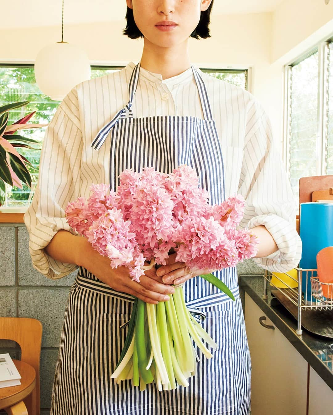 &Premium [&Premium] magazine.のインスタグラム：「今月の花は、爽やかなピンク色のヒアシンス。『ル・ベスベ』の松岡龍守さん（@levesuve1997）が選ぶ、花のページから。最新号「暮らしの真ん中に、心地よい台所」発売中です。 fashion direction : Mitsuru Kurosawa  photo : Keita Goto (W)  hair & make-up : Ryoki Shimonagata  flower arrangement : Tatsumori Matsuoka (Le Vésuve)  model : Hiromi Ando (mille management) #andpremium #アンドプレミアム #暮らしの真ん中に心地よい台所 #practicalkitchens #levesuve #bouquet #花束 #フラワーアレンジメント #floristry #floristlife #ヒアシンス」