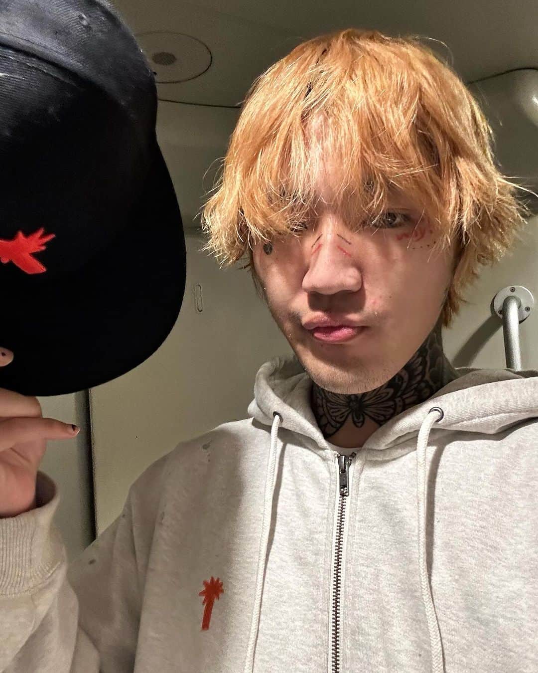 LEXのインスタグラム：「どんな格好したって AvalonにOxfordとリミッターで曲をミックスする俺とじゃ　 そりゃお手上げだよな これは彼みたくABCバリにイージーなワードだぜ」