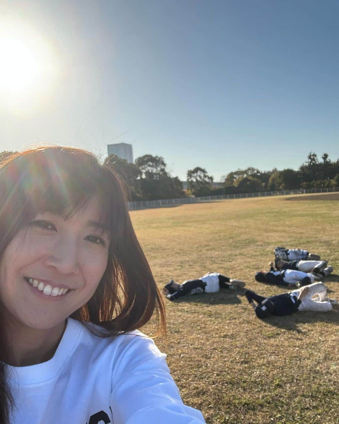 根本美緒のインスタグラム：「日常戻ってます😄⚾️ #少年野球 #少年野球の母  シドニーのトランジット✈️中に夕飯の予定が…9時にケンタもマックも終わってた。。😫って事で先生と一緒にポテチとオレンジ🍊ジュースの夕飯に😅でも美味だったので写真🤳w 無事に日が昇る前に帰国しひたすら掃除🧹🧼笑 子供達送り出して入りたかったお風呂🛁に感動し 無事取締役会に出席しました😄とさ。 #大学院生 #国際学会 #オーストラリア #アステリア株式会社 #社外監査役」