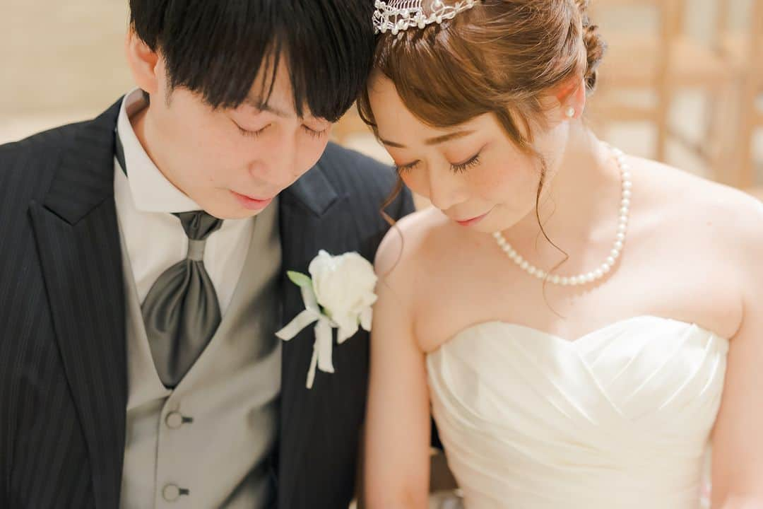 【公式】小さな結婚式さんのインスタグラム写真 - (【公式】小さな結婚式Instagram)「. @petit.wedding をフォローしてね♩ #小さな結婚式 をつけてのお写真投稿も大歓迎です♡ こちらの公式IGでリグラムさせていただきます＊ . 白を基調としたナチュラルな空間が 花嫁さまのドレス姿を一層美しく演出します*  新郎新婦おふたりでベールを被れば 今流行の韓国風ウェディングフォトに📷✨ ロマンティックな雰囲気漂うお写真を たくさん撮影されました♡ . >>#小さな結婚式横浜店 . ——————— #petitwedding #ラヴィファクトリー #前撮り #結婚式 #プレ花嫁 #卒花 #家族婚 #少人数結婚式 #ウェディング #wedding #bridal #weddingdress #花嫁 #挙式 #結婚式準備 #式場探し #日本中のプレ花嫁さまと繋がりたい #結婚式の思い出に浸る会 #結婚準備 #横浜花嫁 #ウェディングフォト #花嫁コーディネート #スタジオフォト #フォトウェディング #結婚式前撮り #前撮り #写真に残す結婚式 #ウェディングベール #韓国風ウェディング」12月10日 17時00分 - petit.wedding