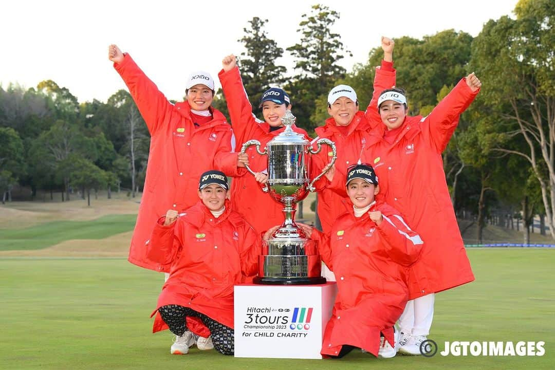  JGTO 男子プロゴルフツアーさんのインスタグラム写真 - ( JGTO 男子プロゴルフツアーInstagram)「「Hitachi ３Tours Championship」  JLPGAチームが1stステージ12ポイント、2ndステージ15ポイント、総合ポイント27で7回目の優勝を飾りました👏  JGTOチームは総合ポイント13で残念ながら3位となってしまいましたが、男子ならではの迫力のあるプレーを魅せてくれました✨  これで今年の全試合が終了となりました🙌 選手の皆様お疲れ様でした❗️ ゆっくり休んで、また来年お会いしましょう👏  #jgto  #golftournament  #男子ゴルフ #日立３ツアーズ選手権 #３ツアーズ #石川遼 #宋永漢 #金谷拓実 #稲森佑貴 #平田憲聖 #蟬川泰果 #jlpga #pga」12月10日 16時57分 - japangolftour