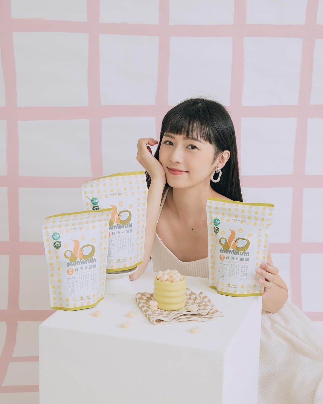 Dewi Chienのインスタグラム：「👶🏻關於我的第三胎：  終於可以好好來介紹今年好不容易出生的孩子🌾 @mummum_organic 💛  三年前2020算是人生重要的轉折點，結婚也有了小孩，生活也開始出現了變化，從前總是步調很快，每天不是工作就是排滿各種課程，好像很享受讓自己很忙碌的感覺？  直到身分的轉換後，讓我不得不放慢腳步，開始習慣完全不一樣的生活模式，老實說一開始超不習慣，也時常懷念從前的日子，不過，這就是人生啊～總是會有很多事情你預料不到，也很多突如其來的禮物，像我已經連續三年都各獲得一份大禮，2021🥕出生、2022🥭出生、2023🌾我的品牌出生。  一直以來都想過希望能有自己的品牌，曾想開過甜點店、健康餐盒店，如今～終於成立了一個「有機健康食品」，相同點：都是吃的！因為我自己本身非常愛吃，加上有了👶🏻後，更加注重食物本身的來源和營養成分，米餅可以算是孩子們成長階段第一個接觸的零食，如果能做出健康又美味的米餅讓自己的孩子也可以安心吃，那該有多好～  一開始就是單純這麼想的，也開始利用剛好這三年碰疫情又忙著懷孕生小孩的過程，慢慢的籌備、研發這品項「有機米圈圈」。我們找自己信任的工廠-花蓮富里知名的「銀川有機米」，一起試了好一陣子的口味；找品牌設計 @ktsharedesign ，經過無數次的線上會議，討論了品牌名稱、logo、包裝、理念⋯等；找品牌插畫 @zaitian ，來回畫了好多款可愛小動物融入我們的商品；找品牌統籌 @chf._.5109 ，幫我們架設官網、設計美編，讓米圈圈能夠這麼完整的呈現給大家。真的很謝謝這些願意給我們最大空間提出任何想法的大家，辛苦你們了！最後，還要謝謝夥伴賴先生的大力幫忙，陪我一起經歷這些煩惱的過程，一直給我無限的支持，有你真好。未完待續⋯🙏🏻」