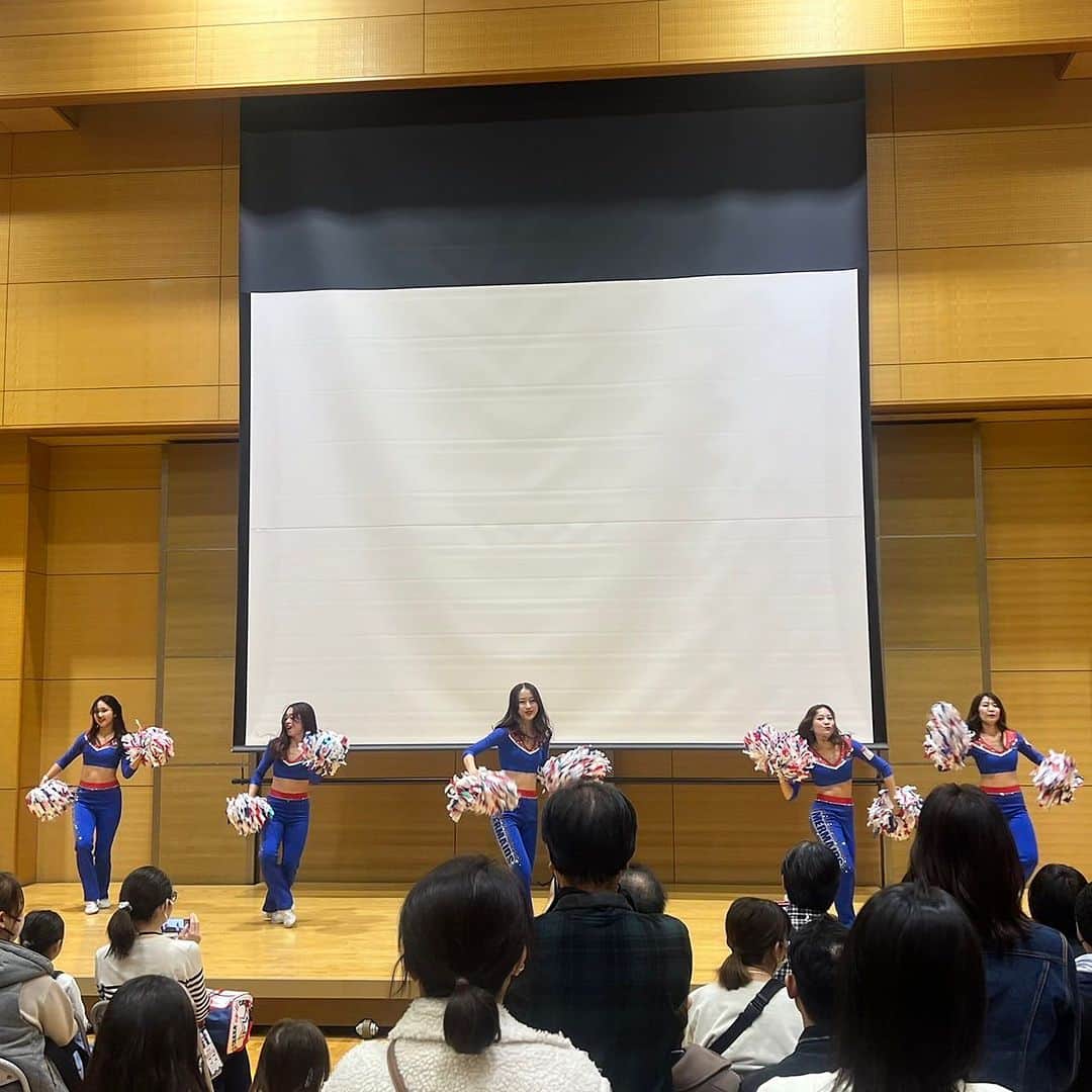 TricoloreMermaidsさんのインスタグラム写真 - (TricoloreMermaidsInstagram)「Event report🚃  皆さん、こんにちは！ 本日は、ハマせんこどもまつり in 小机駅にRuna、Saki、Aika、Saika、Megumiの5名とリトルマーメイズが出演致しました。  日産スタジアムに近い新横浜駅や小机駅を通る横浜線の開通115周年を記念したイベントで、リトルマーメイズのみんなと携わることができ、素敵な経験となりました✨ パフォーマンス中のたくさんの温かい手拍子、ありがとうございました😊  出演後には、小机駅に留め置かれた車両内にて開催されていた横浜F・マリノスコーナーも訪問させていただきました！ 普段は運行している電車の中に、パネルやサイン入りユニフォームなどが展示されており、普段はなかなかできない貴重な機会でとても楽しかったです🚃  #トリコロールマーメイズ #tricoloremermaids #横浜fマリノス #fmarinos #チア #チアリーダー #港北区 #小机」12月10日 17時07分 - tricoloremermaids
