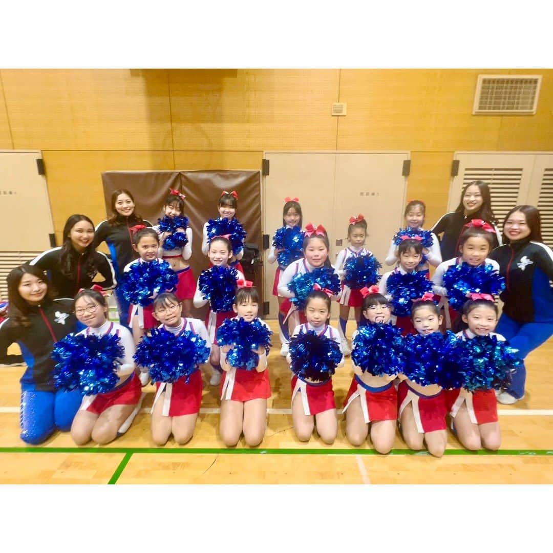TricoloreMermaidsさんのインスタグラム写真 - (TricoloreMermaidsInstagram)「Event report🚃  皆さん、こんにちは！ 本日は、ハマせんこどもまつり in 小机駅にRuna、Saki、Aika、Saika、Megumiの5名とリトルマーメイズが出演致しました。  日産スタジアムに近い新横浜駅や小机駅を通る横浜線の開通115周年を記念したイベントで、リトルマーメイズのみんなと携わることができ、素敵な経験となりました✨ パフォーマンス中のたくさんの温かい手拍子、ありがとうございました😊  出演後には、小机駅に留め置かれた車両内にて開催されていた横浜F・マリノスコーナーも訪問させていただきました！ 普段は運行している電車の中に、パネルやサイン入りユニフォームなどが展示されており、普段はなかなかできない貴重な機会でとても楽しかったです🚃  #トリコロールマーメイズ #tricoloremermaids #横浜fマリノス #fmarinos #チア #チアリーダー #港北区 #小机」12月10日 17時07分 - tricoloremermaids