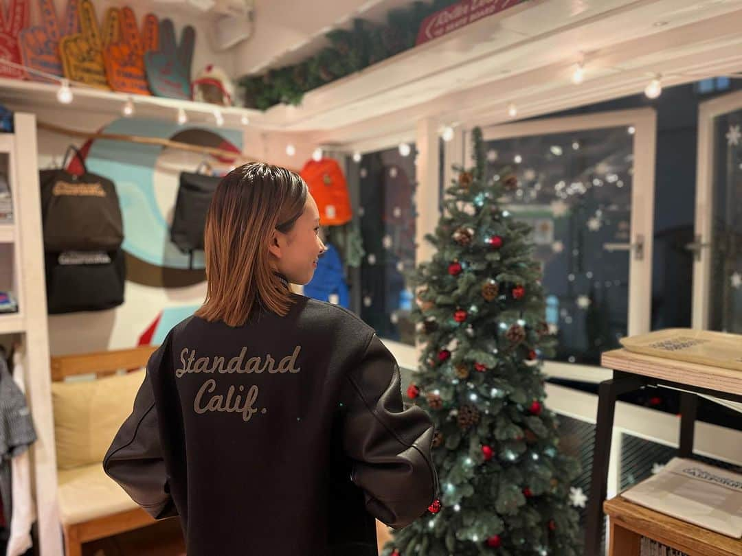 スタンダードカリフォルニアのインスタグラム：「今日のyoko.  @standardcalifornia_os  @standardcalifornia_movie   #standardcalifornia  #スタンダードカリフォルニア  #varsityjacket  #jacket  #ジャケット  #internationalshipping  #overseashipping  #worldshopping #worldshoppingjp  #todaysstaffofstandardcalifornia」