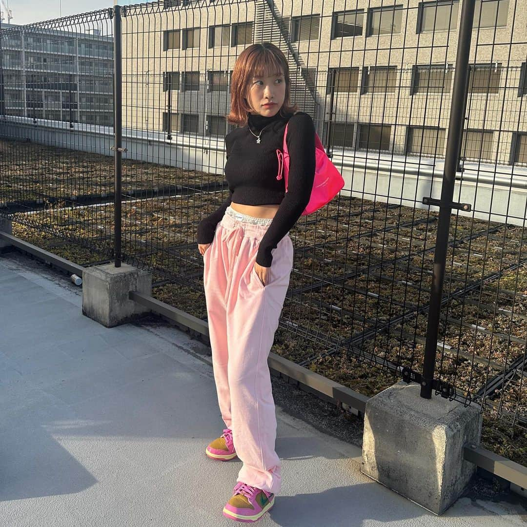 HANAのインスタグラム：「👟🩷⚙️🎀💞  @atmospink_dance_official から 可愛すぎる靴いただきましたっっ💞💞  大好きなダンクに大好きな色合い〜〜👟❤︎ ありがとうございますっ☺️🫶  . . . #atmospink #PR」