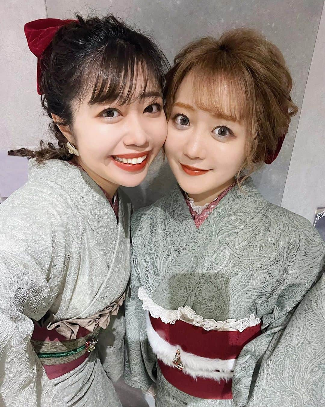 中島奈津希さんのインスタグラム写真 - (中島奈津希Instagram)「👩🏻‍🤝‍👩🏼🎄👘 ⁡ ⁡ ⁡ ⁡ ⁡ 、、13時間寝てました🥱笑 ⁡ ⁡ ⁡ ということで 昨日の@village_tokyo ×中島姉妹イベント 来てくださった方ありがとうございました🥺🎄 ⁡ ⁡ ⁡ ⁡ あっっという間の1日で 振り返ったら幸せな瞬間しかなかった🥲❤️ villageさんでは初めてしすてぃーぬさんと一緒に着物を選んだのだけど みんなと話しながら選ぶのがとっても楽しかった😍😍 (私たちが選んでいくのを優しく見守ってくれるしすてぃーぬさん多数🤣❤️笑) ⁡ ⁡ ⁡ 初めましての方や 前回のイベントで仲良くなって一緒に来てくれたり お二人揃ったところを見られたり 遠方から来てくれたり いつも来てくれるみんながいたり みんなをおもてなしするはずが 私たちがたくさんのパワーをもらった1日でした🥺🫶 着物姿に変身したしすてぃーぬさんたちが まじで可愛すぎてvillageのお着物やヘアセットは 天才だなと思ったよ👘🫶 ⁡ villageさんが しすてぃーぬさんは優しい人ばかりで私たちも会えるの楽しみにしてるんですって言ってくれるの 本当に嬉しいの😭❤️❤️ しすてぃーぬさんがわたしの自慢です😤♡ ⁡ ⁡ ⁡ ⁡ 今回来れなかった方も いつもいいねやコメントくれる方も みんなのおかげで日々楽しい毎日が過ごせてるよ🥺💌 また会える機会増やせるようにがんばるぞー！！ ⁡ ⁡ ⁡ ⁡ ⁡ 事前準備や当日朝早くから夜遅くまで動いてくださったvillageスタッフさんをはじめ たんりいちゃんには本当に感謝しかない😭❤️ しすてぃーぬさんに会えるのも楽しみだし villageのみんなに会えるのも楽しみの一つなんだ😍😍 ⁡ ⁡ ⁡ ⁡ 今年は12/20のオンラインイベントのみ！ 参加予定の方はお楽しみに👩🏻‍🤝‍👩🏼🫶 ⁡ 会いにきてくれるだけでも嬉しいのに たくさんプレゼントもいただいてしまって ゆっくり開封してます😌💌有難う。 ☁️☁️☁️☁️☁️☁️☁️☁️☁️☁️☁️☁️☁️ #village#village_tokyo#ヴィレッジ#中島姉妹#asakusa#kimono#着物レンタル#浅草着物レンタル#浅草#浅草巡り#着物#着物女子」12月10日 17時02分 - nakajima_natsuki