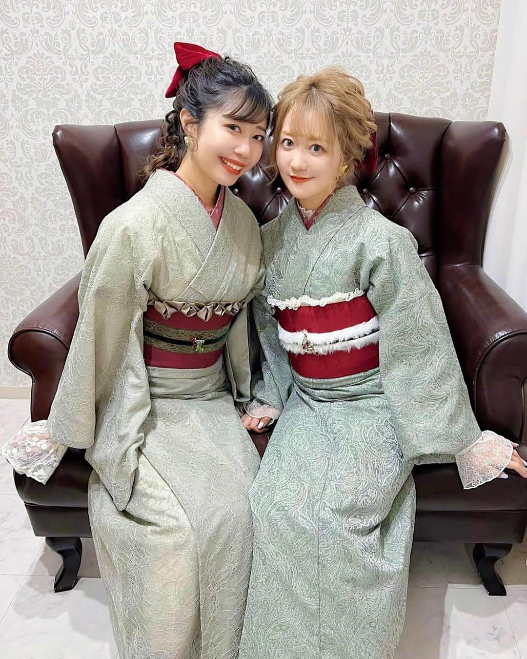 中島奈津希さんのインスタグラム写真 - (中島奈津希Instagram)「👩🏻‍🤝‍👩🏼🎄👘 ⁡ ⁡ ⁡ ⁡ ⁡ 、、13時間寝てました🥱笑 ⁡ ⁡ ⁡ ということで 昨日の@village_tokyo ×中島姉妹イベント 来てくださった方ありがとうございました🥺🎄 ⁡ ⁡ ⁡ ⁡ あっっという間の1日で 振り返ったら幸せな瞬間しかなかった🥲❤️ villageさんでは初めてしすてぃーぬさんと一緒に着物を選んだのだけど みんなと話しながら選ぶのがとっても楽しかった😍😍 (私たちが選んでいくのを優しく見守ってくれるしすてぃーぬさん多数🤣❤️笑) ⁡ ⁡ ⁡ 初めましての方や 前回のイベントで仲良くなって一緒に来てくれたり お二人揃ったところを見られたり 遠方から来てくれたり いつも来てくれるみんながいたり みんなをおもてなしするはずが 私たちがたくさんのパワーをもらった1日でした🥺🫶 着物姿に変身したしすてぃーぬさんたちが まじで可愛すぎてvillageのお着物やヘアセットは 天才だなと思ったよ👘🫶 ⁡ villageさんが しすてぃーぬさんは優しい人ばかりで私たちも会えるの楽しみにしてるんですって言ってくれるの 本当に嬉しいの😭❤️❤️ しすてぃーぬさんがわたしの自慢です😤♡ ⁡ ⁡ ⁡ ⁡ 今回来れなかった方も いつもいいねやコメントくれる方も みんなのおかげで日々楽しい毎日が過ごせてるよ🥺💌 また会える機会増やせるようにがんばるぞー！！ ⁡ ⁡ ⁡ ⁡ ⁡ 事前準備や当日朝早くから夜遅くまで動いてくださったvillageスタッフさんをはじめ たんりいちゃんには本当に感謝しかない😭❤️ しすてぃーぬさんに会えるのも楽しみだし villageのみんなに会えるのも楽しみの一つなんだ😍😍 ⁡ ⁡ ⁡ ⁡ 今年は12/20のオンラインイベントのみ！ 参加予定の方はお楽しみに👩🏻‍🤝‍👩🏼🫶 ⁡ 会いにきてくれるだけでも嬉しいのに たくさんプレゼントもいただいてしまって ゆっくり開封してます😌💌有難う。 ☁️☁️☁️☁️☁️☁️☁️☁️☁️☁️☁️☁️☁️ #village#village_tokyo#ヴィレッジ#中島姉妹#asakusa#kimono#着物レンタル#浅草着物レンタル#浅草#浅草巡り#着物#着物女子」12月10日 17時02分 - nakajima_natsuki