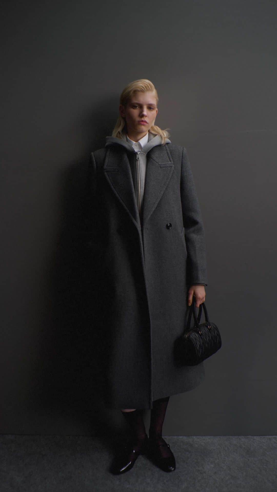 MANGOのインスタグラム：「Look no further, the pieces that will make your winter outfit perfect are in our new collection, at mango.com. Coat: 67020454 Bag: 67030465 #MangoWoman」
