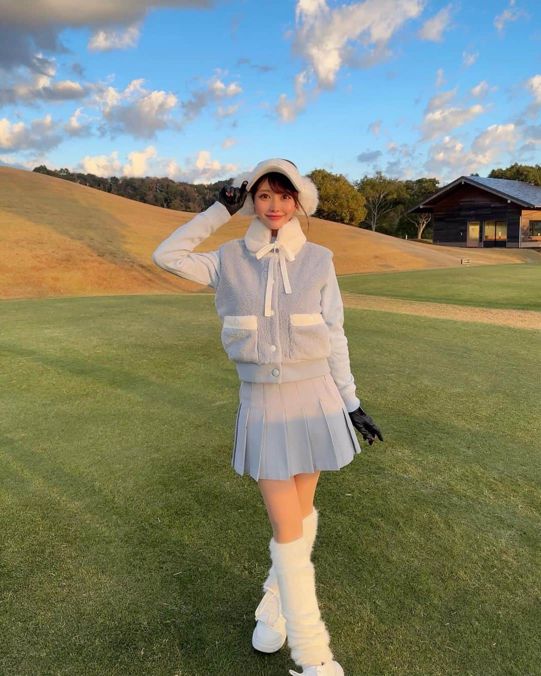MAYUさんのインスタグラム写真 - (MAYUInstagram)「. もこもこもこ☁️🩵 . 7時スタートで前半はとっても寒かった〜☁️ これくらいの冬仕様でも寒いくらいだった！❄️ . ウェアは全身 @standrews.kr  耳当てのふわふわがボリューミー🤍 ウェアの色味もかわいくてお気にいりっ🩵 . スコアは43.43-86 寒いと身体があんまり動かないよね〜🤣 スタート前に少しでもストレッチするのが大事だなぁと思ったよ✊🏻 . . #ゴルフ女子#ゴルフ#ゴルフウェア#ゴルフコーデ#セントアンドリュース#富士市原ゴルフクラブ#golf#golflife#golfwear#golfswing#golfaddict#golfclub#golfcourse#standrews#korea#japanesegirl」12月10日 17時04分 - mayu.kina_golf