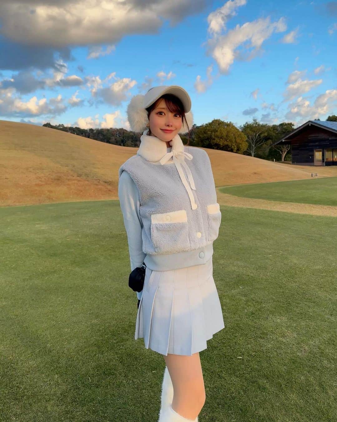 MAYUさんのインスタグラム写真 - (MAYUInstagram)「. もこもこもこ☁️🩵 . 7時スタートで前半はとっても寒かった〜☁️ これくらいの冬仕様でも寒いくらいだった！❄️ . ウェアは全身 @standrews.kr  耳当てのふわふわがボリューミー🤍 ウェアの色味もかわいくてお気にいりっ🩵 . スコアは43.43-86 寒いと身体があんまり動かないよね〜🤣 スタート前に少しでもストレッチするのが大事だなぁと思ったよ✊🏻 . . #ゴルフ女子#ゴルフ#ゴルフウェア#ゴルフコーデ#セントアンドリュース#富士市原ゴルフクラブ#golf#golflife#golfwear#golfswing#golfaddict#golfclub#golfcourse#standrews#korea#japanesegirl」12月10日 17時04分 - mayu.kina_golf