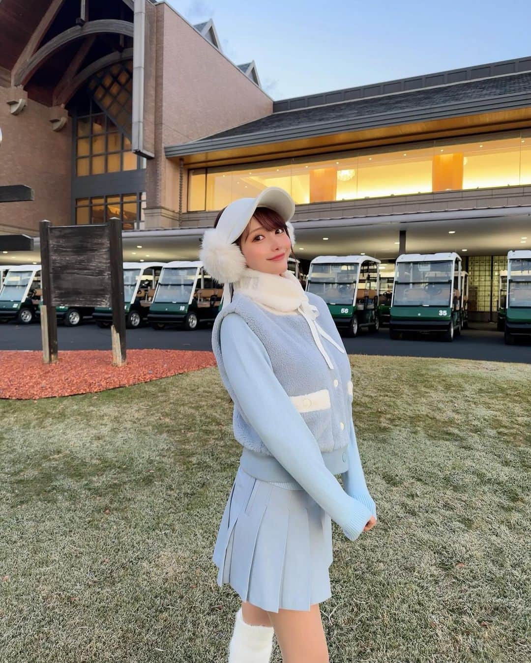 MAYUさんのインスタグラム写真 - (MAYUInstagram)「. もこもこもこ☁️🩵 . 7時スタートで前半はとっても寒かった〜☁️ これくらいの冬仕様でも寒いくらいだった！❄️ . ウェアは全身 @standrews.kr  耳当てのふわふわがボリューミー🤍 ウェアの色味もかわいくてお気にいりっ🩵 . スコアは43.43-86 寒いと身体があんまり動かないよね〜🤣 スタート前に少しでもストレッチするのが大事だなぁと思ったよ✊🏻 . . #ゴルフ女子#ゴルフ#ゴルフウェア#ゴルフコーデ#セントアンドリュース#富士市原ゴルフクラブ#golf#golflife#golfwear#golfswing#golfaddict#golfclub#golfcourse#standrews#korea#japanesegirl」12月10日 17時04分 - mayu.kina_golf