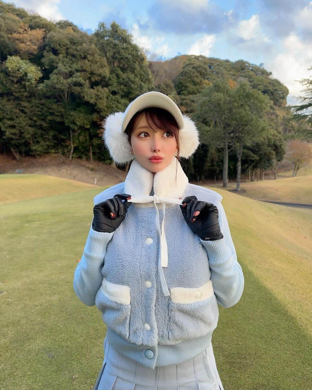 MAYUさんのインスタグラム写真 - (MAYUInstagram)「. もこもこもこ☁️🩵 . 7時スタートで前半はとっても寒かった〜☁️ これくらいの冬仕様でも寒いくらいだった！❄️ . ウェアは全身 @standrews.kr  耳当てのふわふわがボリューミー🤍 ウェアの色味もかわいくてお気にいりっ🩵 . スコアは43.43-86 寒いと身体があんまり動かないよね〜🤣 スタート前に少しでもストレッチするのが大事だなぁと思ったよ✊🏻 . . #ゴルフ女子#ゴルフ#ゴルフウェア#ゴルフコーデ#セントアンドリュース#富士市原ゴルフクラブ#golf#golflife#golfwear#golfswing#golfaddict#golfclub#golfcourse#standrews#korea#japanesegirl」12月10日 17時04分 - mayu.kina_golf