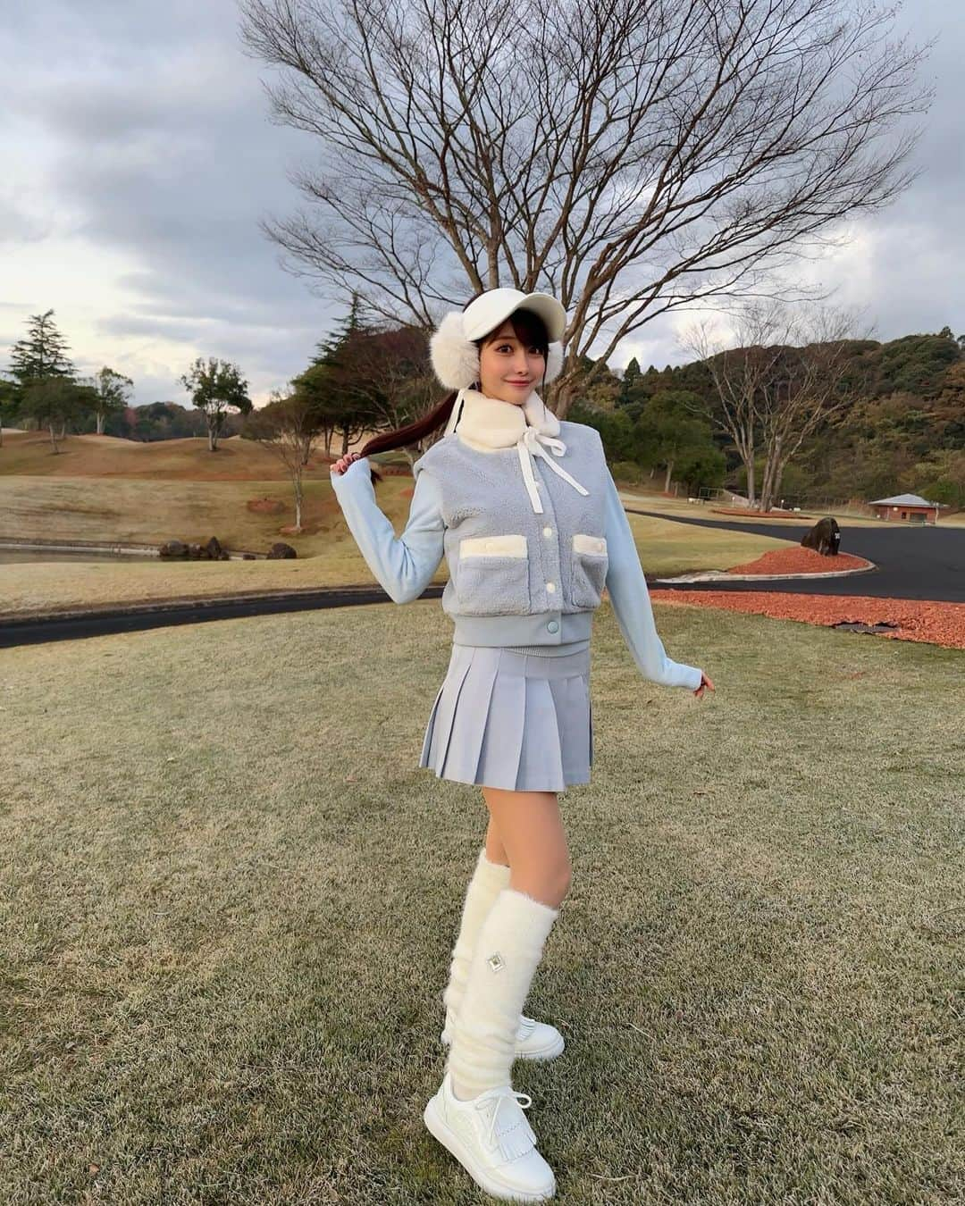 MAYUさんのインスタグラム写真 - (MAYUInstagram)「. もこもこもこ☁️🩵 . 7時スタートで前半はとっても寒かった〜☁️ これくらいの冬仕様でも寒いくらいだった！❄️ . ウェアは全身 @standrews.kr  耳当てのふわふわがボリューミー🤍 ウェアの色味もかわいくてお気にいりっ🩵 . スコアは43.43-86 寒いと身体があんまり動かないよね〜🤣 スタート前に少しでもストレッチするのが大事だなぁと思ったよ✊🏻 . . #ゴルフ女子#ゴルフ#ゴルフウェア#ゴルフコーデ#セントアンドリュース#富士市原ゴルフクラブ#golf#golflife#golfwear#golfswing#golfaddict#golfclub#golfcourse#standrews#korea#japanesegirl」12月10日 17時04分 - mayu.kina_golf