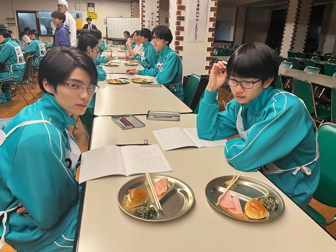 村井の恋さんのインスタグラム写真 - (村井の恋Instagram)「・ 皆さん見てください！この夕食を！  過酷すぎる勉強合宿に二人ともこの表情です🥺  #tbs #ドラマストリーム #恋愛のすゝめ #綱啓永 #本田響矢 #一ノ瀬ワタル #若林時英 #ひょっこりはん #矢吹奈子 #Netflix先行配信中 #12月12日深夜24時58分放送 #放送終了後TVerにて無料配信 #りゅうとり #開明学院の本気 #夕食より勉強 #こいすす」12月10日 20時00分 - tbs_drama_stream