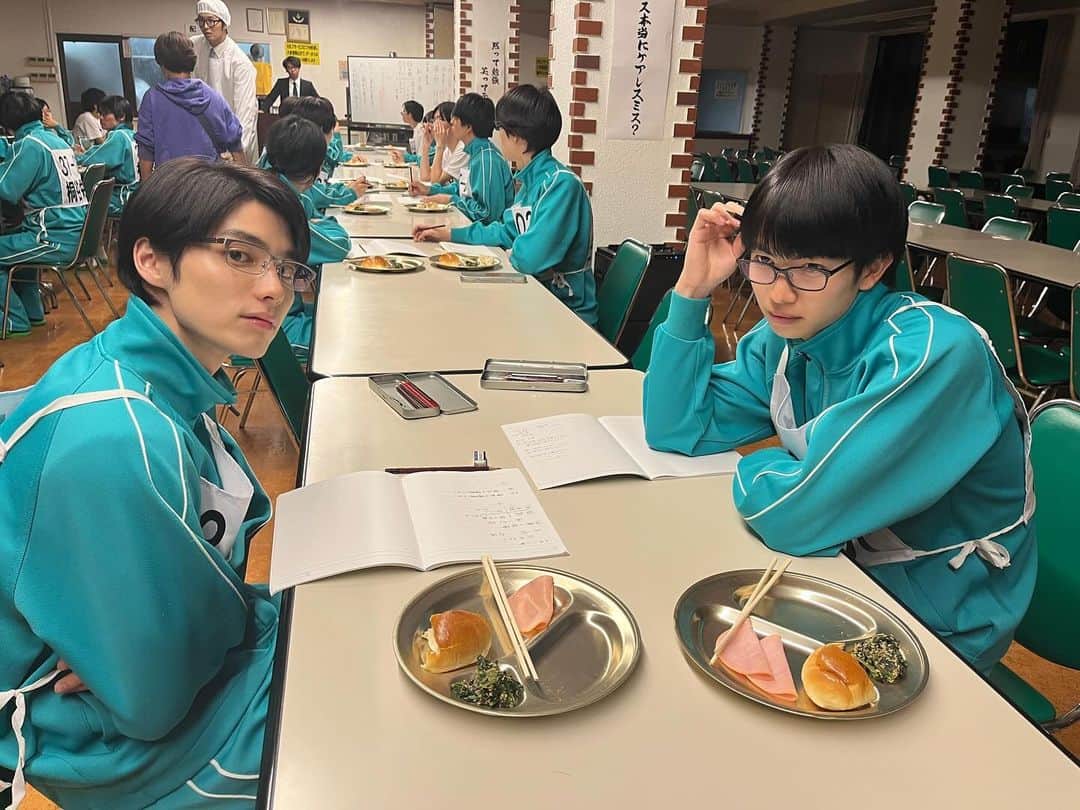 村井の恋さんのインスタグラム写真 - (村井の恋Instagram)「・ 皆さん見てください！この夕食を！  過酷すぎる勉強合宿に二人ともこの表情です🥺  #tbs #ドラマストリーム #恋愛のすゝめ #綱啓永 #本田響矢 #一ノ瀬ワタル #若林時英 #ひょっこりはん #矢吹奈子 #Netflix先行配信中 #12月12日深夜24時58分放送 #放送終了後TVerにて無料配信 #りゅうとり #開明学院の本気 #夕食より勉強 #こいすす」12月10日 20時00分 - tbs_drama_stream