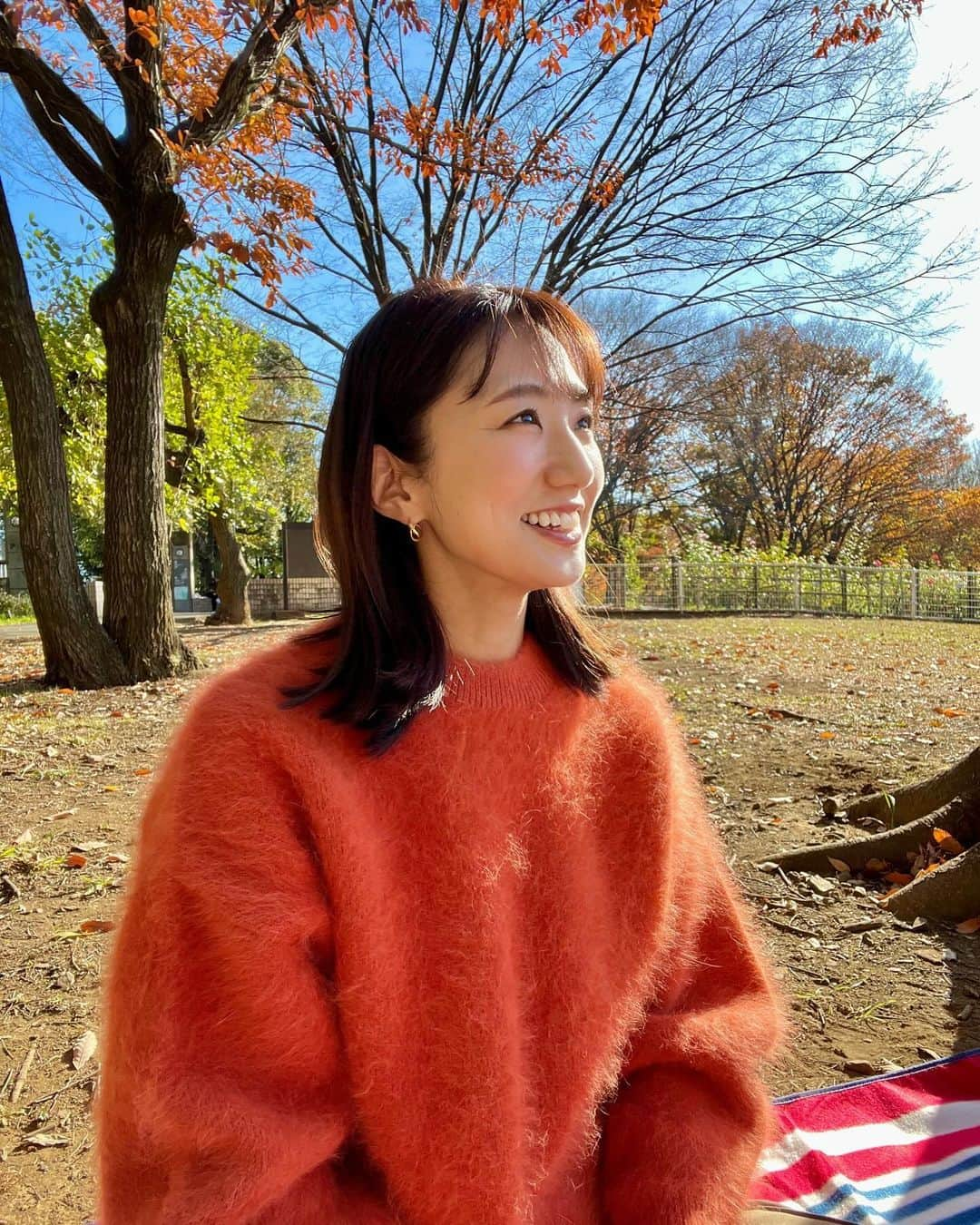 松村未央さんのインスタグラム写真 - (松村未央Instagram)「🍁🍁 12月とは思えない暖かさ☀️ ニット一枚でちょうど良かったです🍊  軽くお弁当も作ってピクニック〜🧺 じぃじばぁばが一緒に来てくれました🧓🏻👵🏻  気温のアップダウンが激しい毎日ですが みなさま、どうぞご自愛ください😌  #公園日和 #紅葉 #ピクニック」12月10日 17時06分 - mio.matsumura_