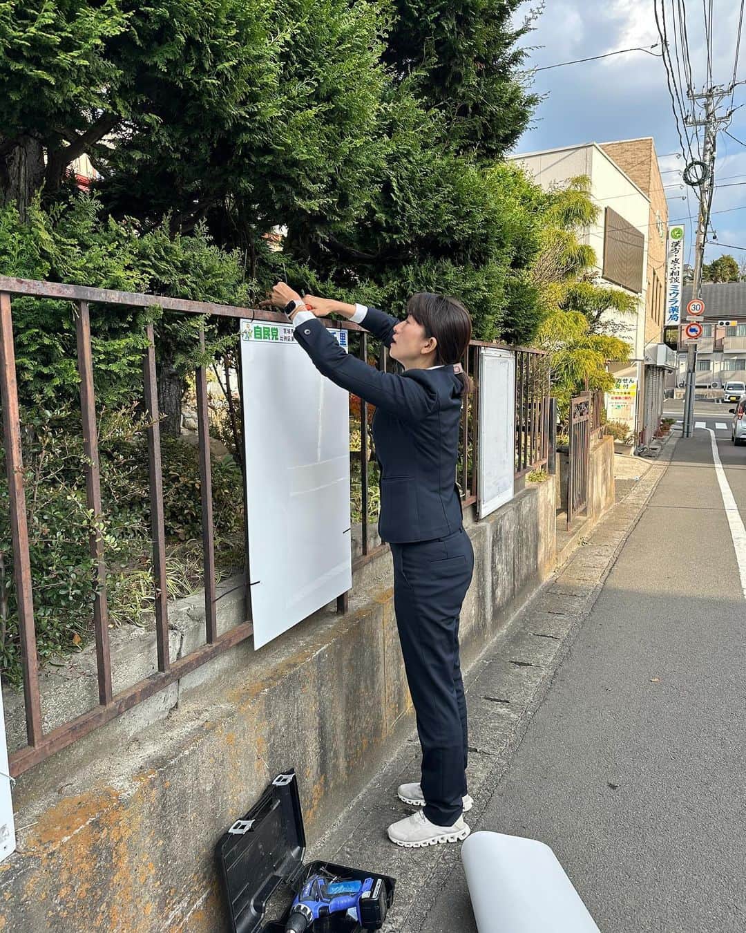 森下千里のインスタグラム：「今日は1日ポスター設置Day.   ご紹介していただいた方のご自宅にポスターを 貼らせていただきました。  一軒ずつ周り、 その道中でも色々なお話を聞かせていただいたり、 地元の歴史や名所等を教えていただいたり、 尋ねた先でも今年を振り返っての色んなお話を 聞かせていただきました。  また、設置している時に 車から、「頑張ってよ！」と声援を頂くこともあり、 地味な活動ですが、清々しい気持ちです。 綺麗に貼れたら、スッキリもしますしね。  引き続き、 ポスター掲示のご協力をお願いしております。 メッセージや事務所にご連絡くだされば、 飛んでいきますので、よろしくお願いします🙇」