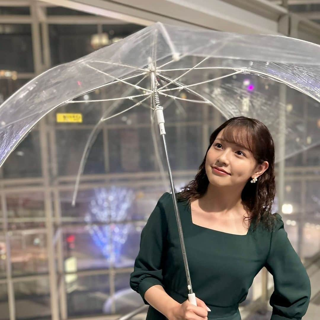 渡辺瑠海のインスタグラム：「. ☂️ 衣装 @stylia_official   今夜のサンデーステーションは 大谷翔平選手の移籍先決定を受け 30分拡大スペシャルをお送りします⚾️  今夜もよろしくお願いします☺︎  #サンステ #サンデーステーション」