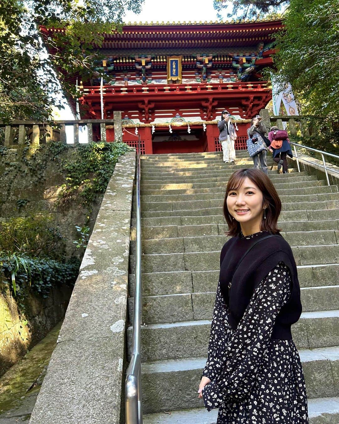 山﨑加奈さんのインスタグラム写真 - (山﨑加奈Instagram)「・ 母が来静したので静岡市観光🗻  河岸の市は普段住んでるとなかなか行かないので新鮮だったし、久能山東照宮も一年目の研修以来だったので私もしっかり楽しみました🙏🏻 富士山が大きく見えて埼玉県人の母は大変喜んでいました😌✨ ・ #静岡観光 #静岡観光スポット #静岡市ランチ #静岡グルメ #海鮮丼 #河岸の市 #日本平夢テラス #久能山東照宮 #アホ毛ほわほわ #アナウンサー #山﨑加奈」12月10日 17時13分 - kana_yamazaki_sbs