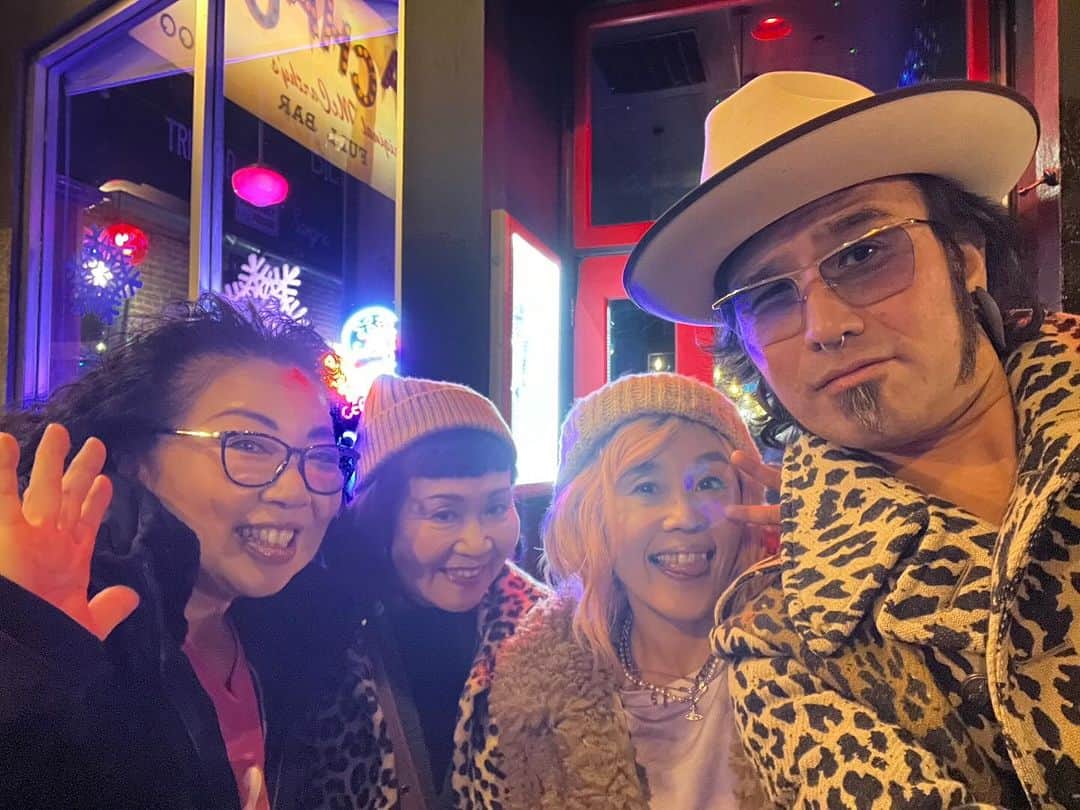 野沢直子のインスタグラム：「80年代に中目黒、目黒川ぞいにあった、めっちゃかっこいい古着屋さん、ラグタイムカウボーイ。いつもテレビ用に洋服借りてました。ラグタイムのえいこさんと、ラグタイムのファッションショーに出てたミミちゃんが、なんと！今はカリフォルニアに住んでて、インスタで私を見つけてDMしてくれて、30年ぶりに再会！ トラも参加！笑 いろいろ笑った🤣 私還暦、えいこさんとミミちゃん、私よりまあまあ年上→失礼、3人ともくそばばあなのに、アプリの加工写真撮ってみた。仕上がり爆笑🤣 #ラグタイムカウボーイ @tora69tiger」