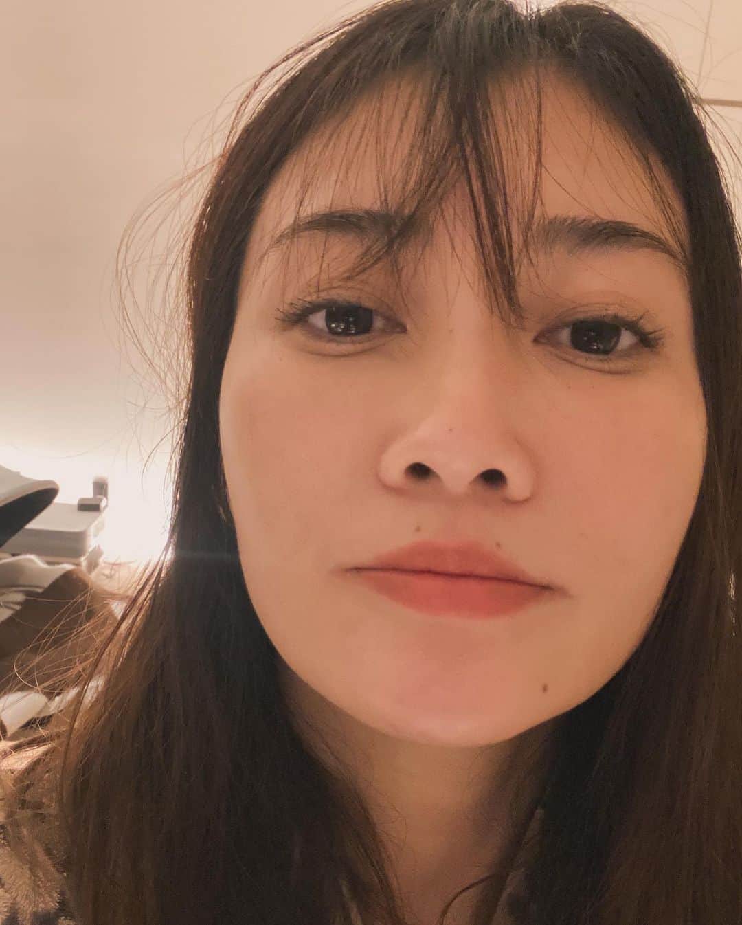 酒井景都さんのインスタグラム写真 - (酒井景都Instagram)「お手紙です✉️  目元、口元、首などシワが気になる方へ  30代以降気になる皺や小皺。原液美容ブランドのチューンメーカーズ　@tunemakers から11月10日（金）新登場で原液シワ改善リフトシリーズとして「原液リフトクリーム」が発売されました。  有効成分「ナイアシンアミド」が真皮層まで浸透し、コラーゲンの産生を促進。真皮から肌をぐっと持ち上げ、気になるシワを改善し「深いシワ＊1」も「肌のもたつき」も1本でケアできます。  多くの化粧品が身近にある仕事をしているから分かるのですが、化粧品は本来「シワ改善する」という言葉は薬事法で使えません。それだけ厳しい審査にくぐってきたということです☝️  実際に使用した感想は、"ぴとっぴとっ"と肌に張りつく感じで、シワの溝と溝に入り込んで肌がふっくらとする感じがたまりません。  まだ使って間もないのですが、続けていくことで肌の変化がどうなっていくかが楽しみ♡  エステや美容医療を検討してる方にその前に試して頂きたい商品です。  ＊1抗シワ機能評価試験ガイドラインに基づくシワグレード3（明らかな浅いシワ）～5（やや深いシワ）のこと。  #Promotion #TUNEMAKERS #チューンメーカーズ #原液美容 #30代美容 #40代美容　#原液シワ改善リフトシリーズ #スキンケア紹介　#レチノール　#シワ改善 #エイジングケア　#ナイアシンアミド」12月10日 17時18分 - katiiesakai