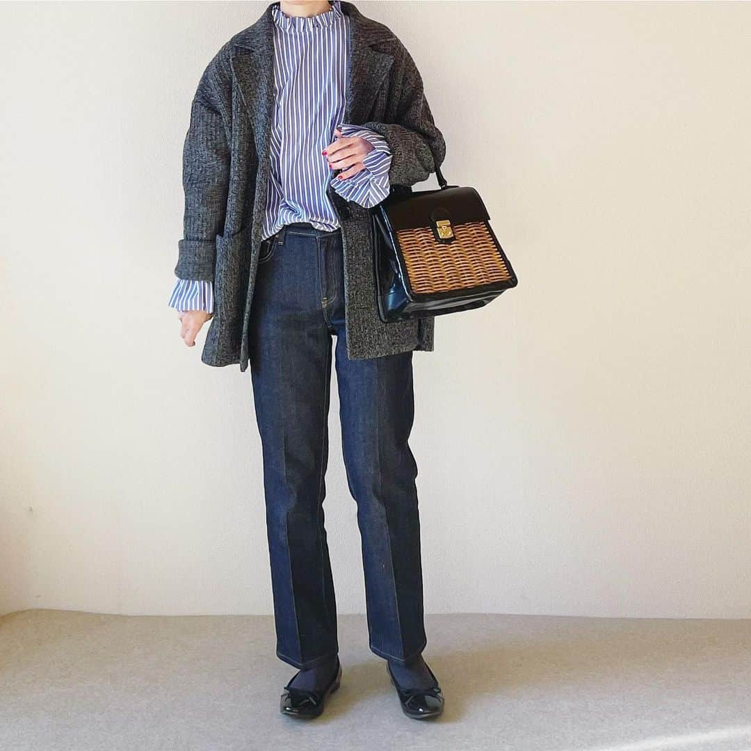 canariaのインスタグラム：「_ シンプルコーデも フリルブラウスのおかげで華やかに  tops #spickandspan  outer #spickandspan  denim #redcarddenim  shoes #amiami bag #ebagos  #アラフィフファッション #50代ファッション #大人カジュアル #デニムスタイル #canariacoordinates」