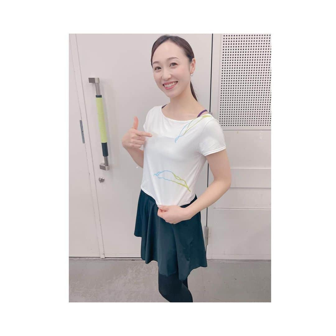 楓ゆきさんのインスタグラム写真 - (楓ゆきInstagram)「꙳⋆  　　　　　　𖧷𝐫𝐚𝐟𝐟𝐢𝐧𝐞×楓ゆき𖧷  　　 　お知らせです☺️ 　楓ゆきデザインのレオタード・ウェアを 　バレエ雑誌 　『クロワゼ-2024Winter  vol.93』 　　　　に掲載していただきました😊🤍  写真の私が着用している 　ロールダウンフレアパンツと 　タックデザインレオタード、  (私がセットウェアトップスのインナーとして 　　　　　　　　着ているレオタードです😉)  プランタンレオタードも載せて頂きました！🥹  モデルのバレエダンサーさんからのコメントも いただき、嬉しくて夢見心地🥹𓈒𓂂♡  ぜひ本を開いて Checkしてくださいね☺️✨  商品の詳細を知りたい方は プロフィール @yuki_kaede.tan @tanks.from_kより https://www.nawa-store.jp/p/search?&tag=kaede 名和株式会社オンラインショップ 「NAWA MALL」をご覧ください😊✨  #Collection#yukidesign #大人バレエ#ballet #ピラティス#スポーツウェア#ボディメイク #ストレッチ#娘役#宝塚#楓ゆき#レオタード#yoga#sports#Lesson#スタイルup #娘役レオタード#dance#fitness#健康体操 #名和株式会社#創業70周年 #バレエ雑誌#クロワゼ #最後は謎のポーズで🦁✨」12月10日 17時34分 - yuki_kaede.tan