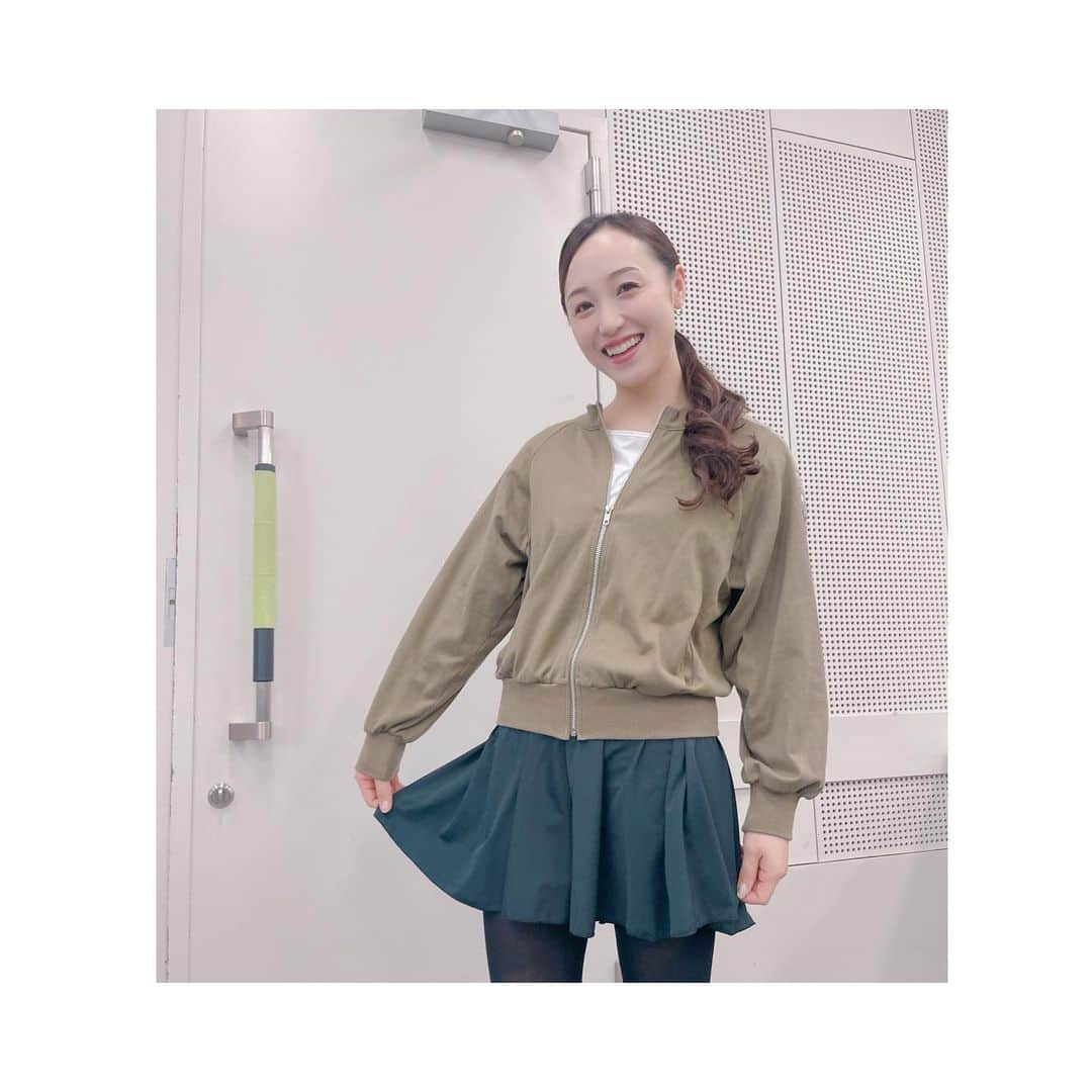 楓ゆきさんのインスタグラム写真 - (楓ゆきInstagram)「꙳⋆  　　　　　　𖧷𝐫𝐚𝐟𝐟𝐢𝐧𝐞×楓ゆき𖧷  　　 　お知らせです☺️ 　楓ゆきデザインのレオタード・ウェアを 　バレエ雑誌 　『クロワゼ-2024Winter  vol.93』 　　　　に掲載していただきました😊🤍  写真の私が着用している 　ロールダウンフレアパンツと 　タックデザインレオタード、  (私がセットウェアトップスのインナーとして 　　　　　　　　着ているレオタードです😉)  プランタンレオタードも載せて頂きました！🥹  モデルのバレエダンサーさんからのコメントも いただき、嬉しくて夢見心地🥹𓈒𓂂♡  ぜひ本を開いて Checkしてくださいね☺️✨  商品の詳細を知りたい方は プロフィール @yuki_kaede.tan @tanks.from_kより https://www.nawa-store.jp/p/search?&tag=kaede 名和株式会社オンラインショップ 「NAWA MALL」をご覧ください😊✨  #Collection#yukidesign #大人バレエ#ballet #ピラティス#スポーツウェア#ボディメイク #ストレッチ#娘役#宝塚#楓ゆき#レオタード#yoga#sports#Lesson#スタイルup #娘役レオタード#dance#fitness#健康体操 #名和株式会社#創業70周年 #バレエ雑誌#クロワゼ #最後は謎のポーズで🦁✨」12月10日 17時34分 - yuki_kaede.tan