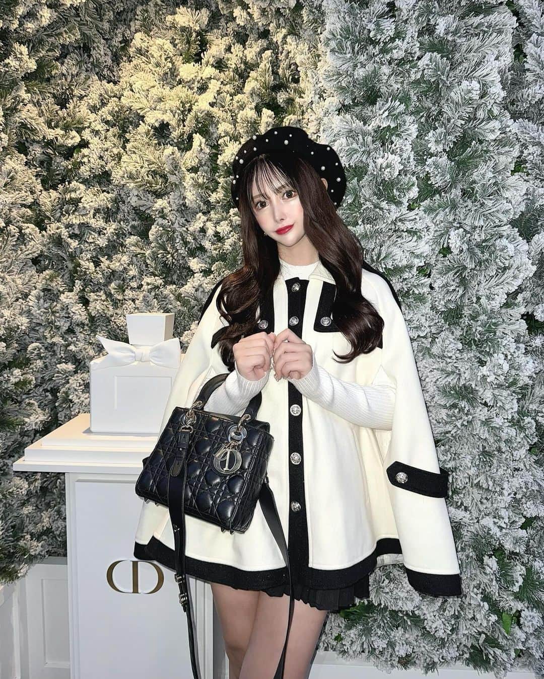 SHIHOのインスタグラム：「. . DIOR GARDEN OF DREAMS🎠🤍 . 純白の雪に包まれた❄️幻想的なホリデーガーデン！ カフェも併設されてました🤍🤍 . . 六本木ヒルズアリーナで開催されているDIOR  POP UP🕊️ . 12月1日（金）〜 12月17日（日） 11:00〜20:00（最終入場19:20） 📍六本木ヒルズアリーナ 東京都港区六本木6-10-1 入場無料 / 予約不要 . . . #dior #diorgardenofdreams #六本木ヒルズ」