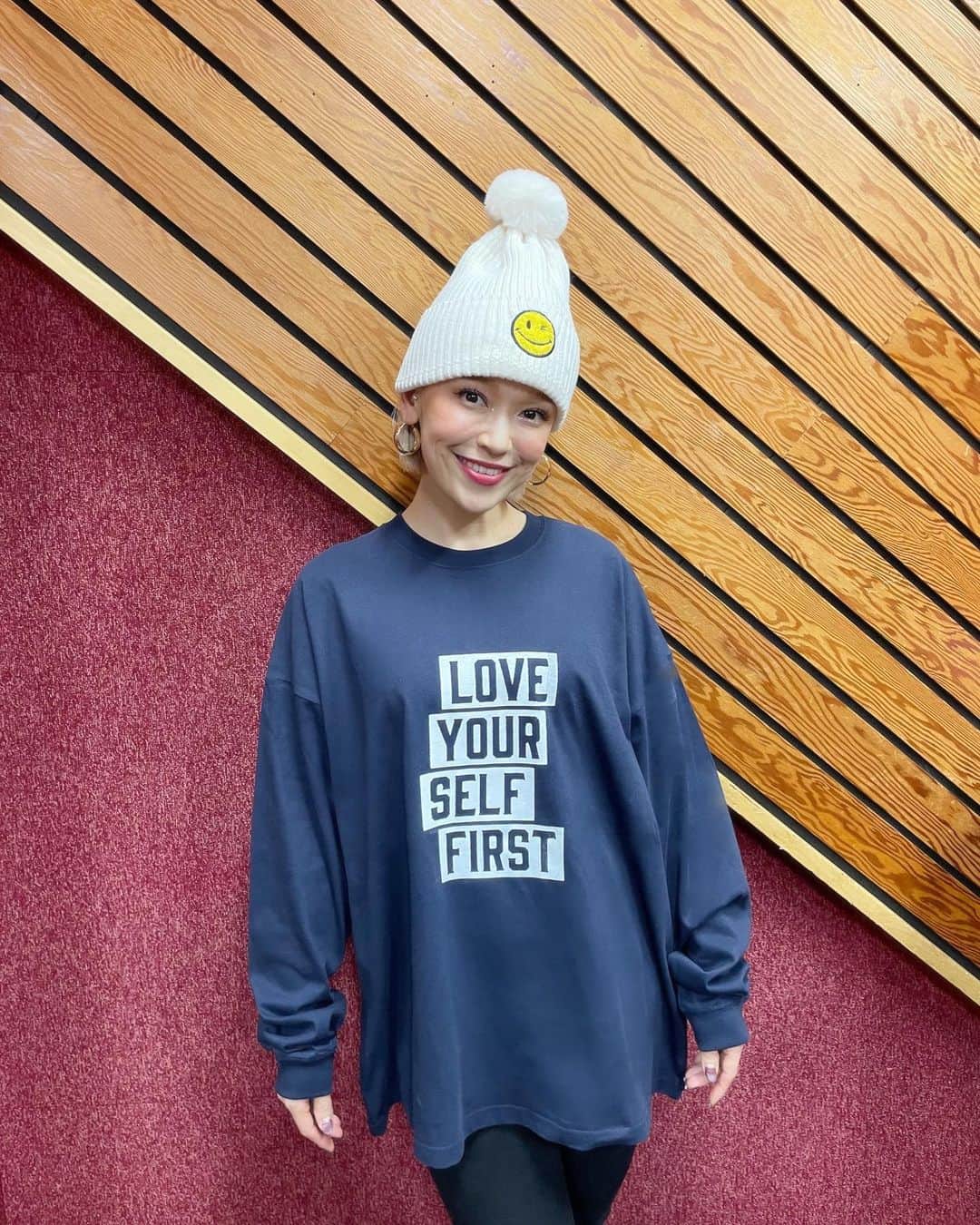Soweluのインスタグラム：「いよいよクリスマスLiveまであと1週間🎄ドキドキしてきたわ〜😳  今回のライブで販売する手刷りした Love your self firstのロングTシャツだよ！ 今回はネイビーカラーのビックシルエットのロンTと、Love your self firstの缶バッジのセットで販売します✨🫶  購入者限定で、終演後グータッチ会をやるので、 参加される方はマスク着用でお願いします🎅🏼  今回のライブはマスク着用は基本的に自由なんですけど、声を出すコールアンドレスポンスのコーナーの時には着けてもらえたら嬉しいです！ 強制ではないですが、ぜひご協力お願いします♡  #christmaslive #2023.12.17. #handmade #loveyourselffirst  #longtshirt」