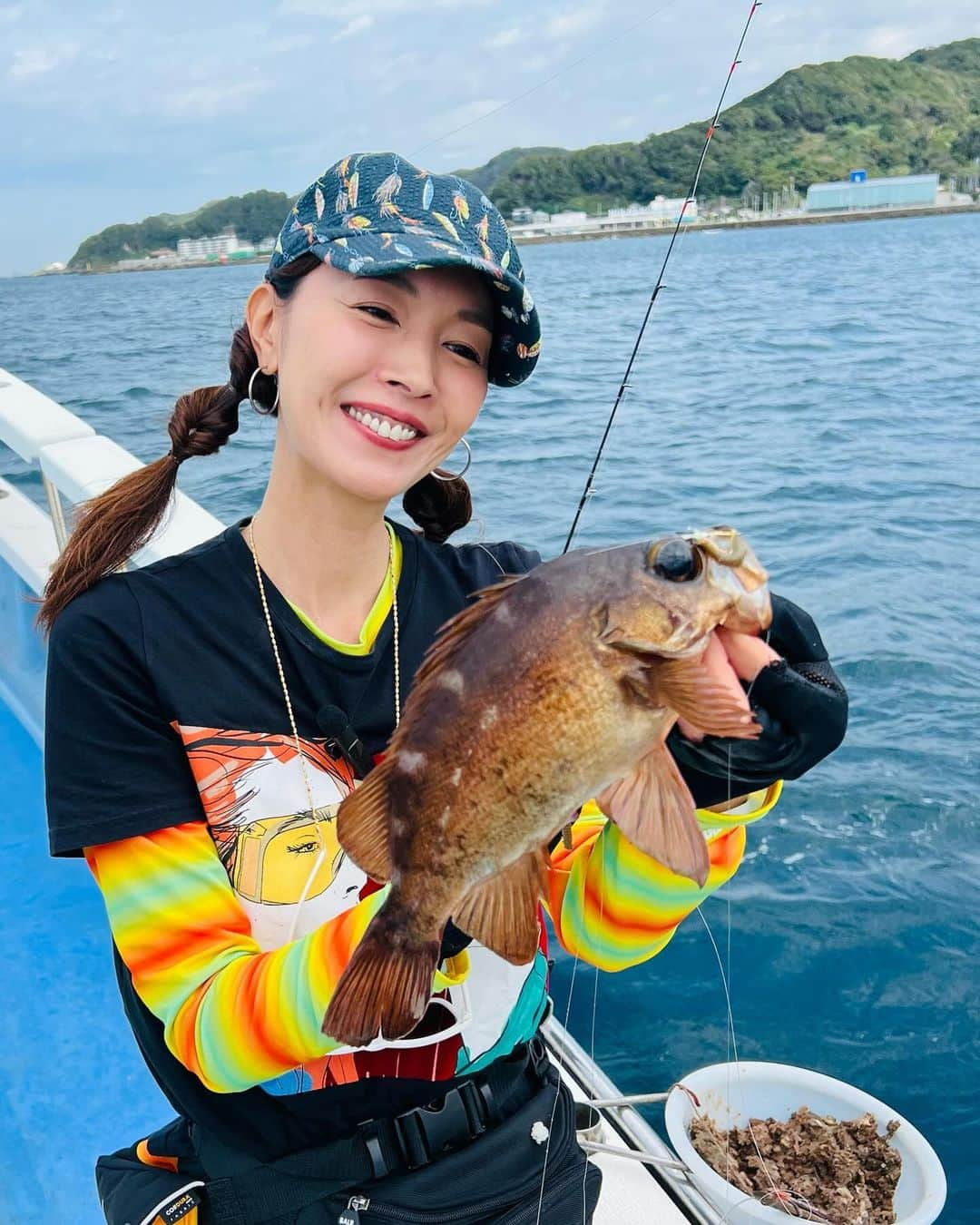 滝沢沙織さんのインスタグラム写真 - (滝沢沙織Instagram)「こんばんは😊先日アップしたYouTubeのアジ料理で釣った、アジ釣り写真🎣🐟 久しぶりにアジ釣りをしましたが、とっても楽しくて美味しい黄金アジ🩷 福田ユミちゃんと感動の釣り料理となりました✨ 釣りゲストでは大きなメバルちゃんも釣れましたよ〜‼️🐟 千葉県、金谷港の光進丸さん、お世話になりありがとうございました✨ また黄金アジを狙って釣りに行きたいです🎣✨ 思い出すと食べたくなる〜😁 #福田ユミちゃん @yumifukuda0511  #千葉県 #光進丸 @koushin540  #黄金アジ #メバル #滝沢沙織 #アジ釣り #fishing#fish#fishinglife#fishingday#fishingtime#fishingislife#釣り#魚#釣り女優#滝沢釣り道#釣り女子#釣り好き#釣りファッション#海釣り」12月10日 17時29分 - saori_takizawa.official