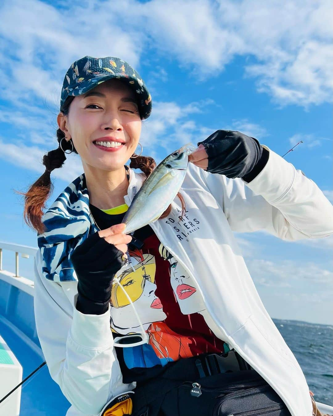 滝沢沙織のインスタグラム：「こんばんは😊先日アップしたYouTubeのアジ料理で釣った、アジ釣り写真🎣🐟 久しぶりにアジ釣りをしましたが、とっても楽しくて美味しい黄金アジ🩷 福田ユミちゃんと感動の釣り料理となりました✨ 釣りゲストでは大きなメバルちゃんも釣れましたよ〜‼️🐟 千葉県、金谷港の光進丸さん、お世話になりありがとうございました✨ また黄金アジを狙って釣りに行きたいです🎣✨ 思い出すと食べたくなる〜😁 #福田ユミちゃん @yumifukuda0511  #千葉県 #光進丸 @koushin540  #黄金アジ #メバル #滝沢沙織 #アジ釣り #fishing#fish#fishinglife#fishingday#fishingtime#fishingislife#釣り#魚#釣り女優#滝沢釣り道#釣り女子#釣り好き#釣りファッション#海釣り」