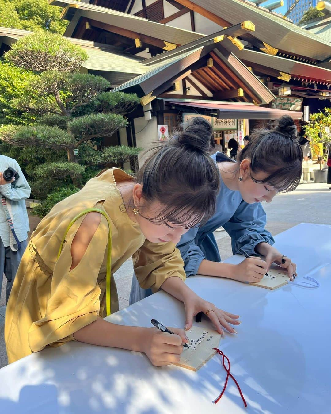 りかりこさんのインスタグラム写真 - (りかりこInstagram)「「東京のお伊勢さま」東京大神宮のホームページ 新ビジュアルに起用していただきました💖  東京大神宮は「東京のお伊勢さま」と親しまれています❤︎ 私達は三重県出身ということもあり、とっても嬉しい気持ちです…！  縁結びに御利益のある神社としても知られていて 「鈴蘭守」は「幸福が訪れる」という花言葉を持つ鈴蘭の花をかたどったお守りだそうで、私たちも撮影の日から毎日大切に持っています🫶🏻  是非、ホームページチェックしてみてください❤︎  💄 @hikari_makeup 👗 @hacccccccccchi thankyou🫶🏻  #pr#raybeams_stylings#東京大神宮#ファッション#夏服#冬服#双子#twins#followｍe」12月10日 17時30分 - rikariko_official