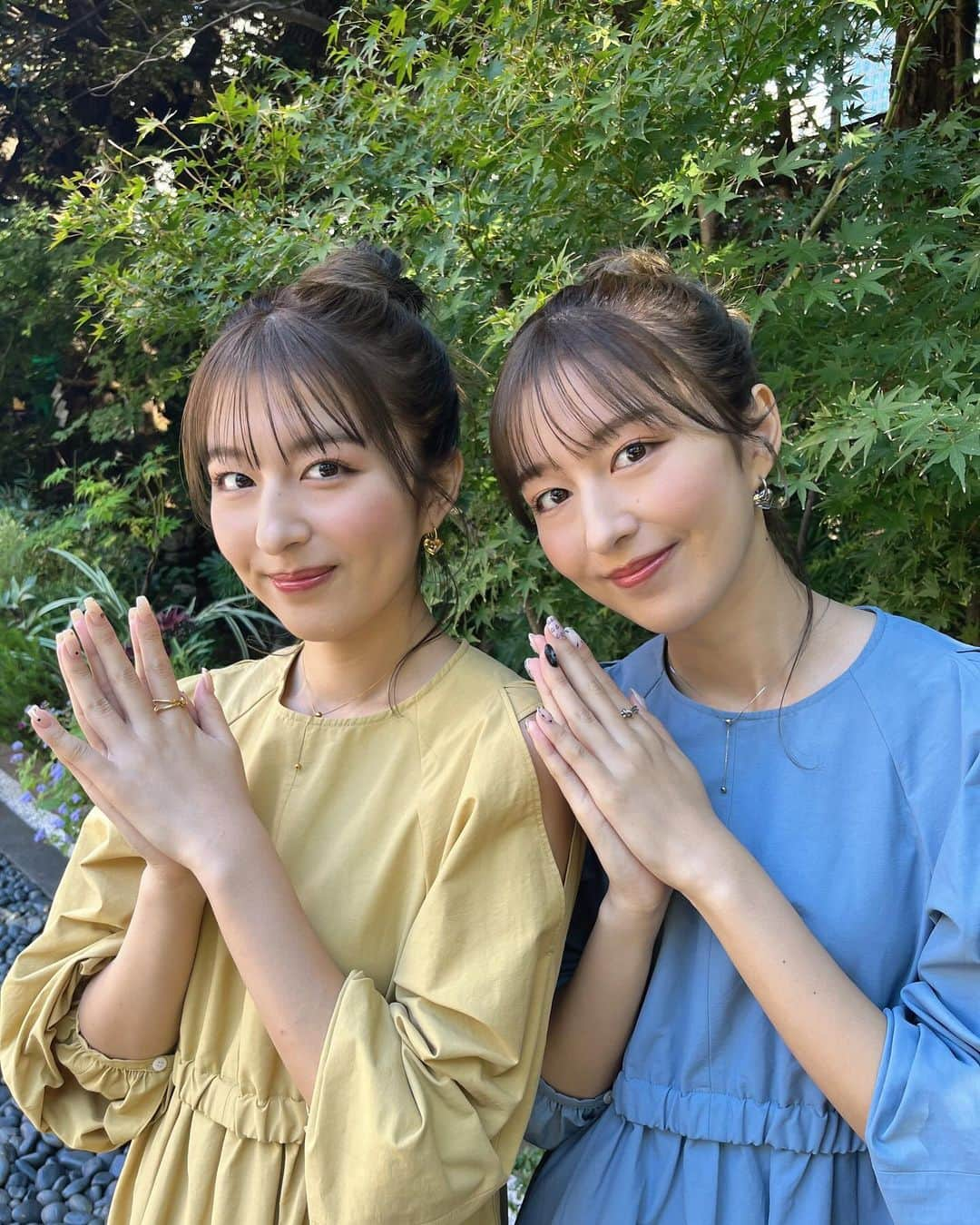 りかりこさんのインスタグラム写真 - (りかりこInstagram)「「東京のお伊勢さま」東京大神宮のホームページ 新ビジュアルに起用していただきました💖  東京大神宮は「東京のお伊勢さま」と親しまれています❤︎ 私達は三重県出身ということもあり、とっても嬉しい気持ちです…！  縁結びに御利益のある神社としても知られていて 「鈴蘭守」は「幸福が訪れる」という花言葉を持つ鈴蘭の花をかたどったお守りだそうで、私たちも撮影の日から毎日大切に持っています🫶🏻  是非、ホームページチェックしてみてください❤︎  💄 @hikari_makeup 👗 @hacccccccccchi thankyou🫶🏻  #pr#raybeams_stylings#東京大神宮#ファッション#夏服#冬服#双子#twins#followｍe」12月10日 17時30分 - rikariko_official