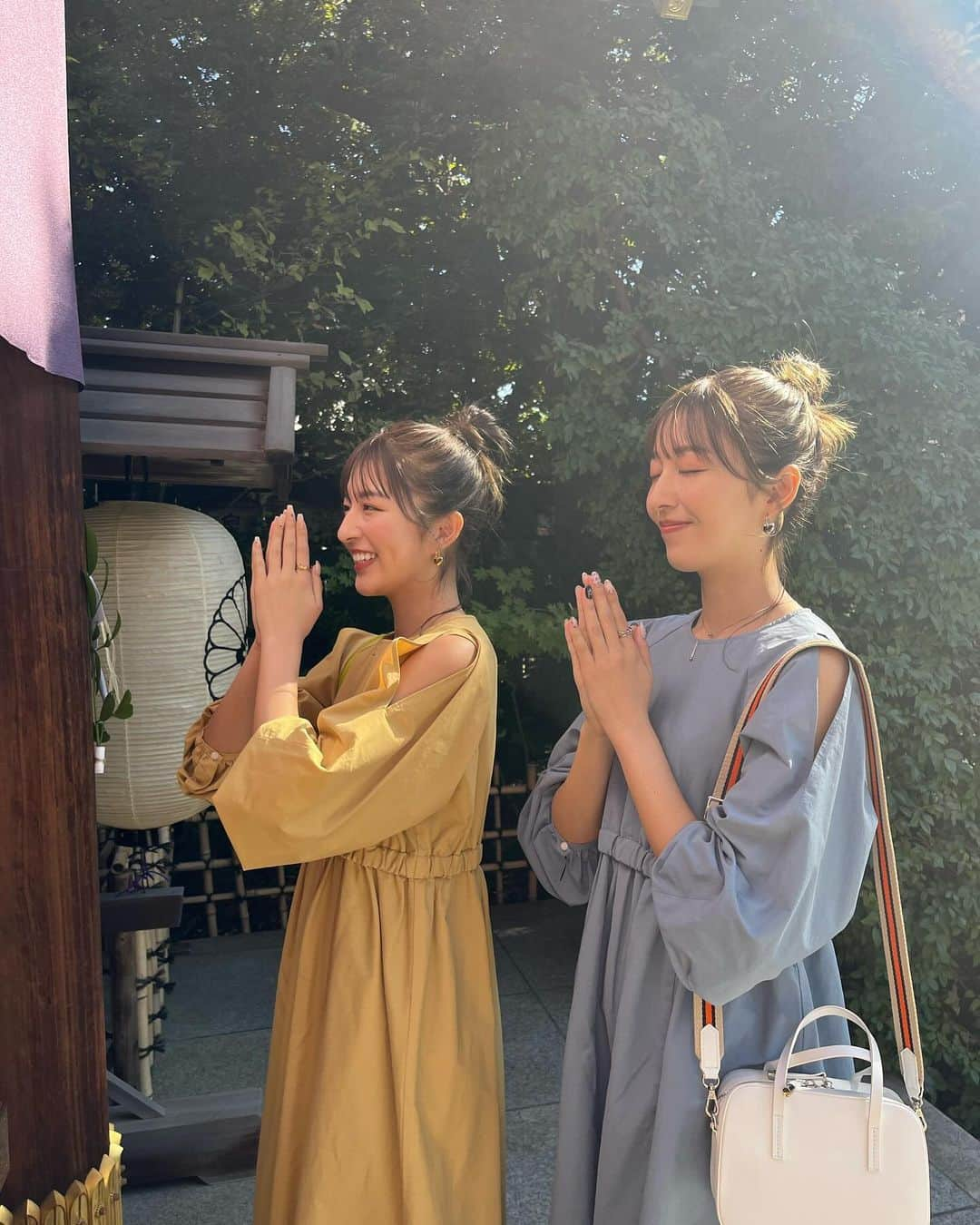 りかりこさんのインスタグラム写真 - (りかりこInstagram)「「東京のお伊勢さま」東京大神宮のホームページ 新ビジュアルに起用していただきました💖  東京大神宮は「東京のお伊勢さま」と親しまれています❤︎ 私達は三重県出身ということもあり、とっても嬉しい気持ちです…！  縁結びに御利益のある神社としても知られていて 「鈴蘭守」は「幸福が訪れる」という花言葉を持つ鈴蘭の花をかたどったお守りだそうで、私たちも撮影の日から毎日大切に持っています🫶🏻  是非、ホームページチェックしてみてください❤︎  💄 @hikari_makeup 👗 @hacccccccccchi thankyou🫶🏻  #pr#raybeams_stylings#東京大神宮#ファッション#夏服#冬服#双子#twins#followｍe」12月10日 17時30分 - rikariko_official