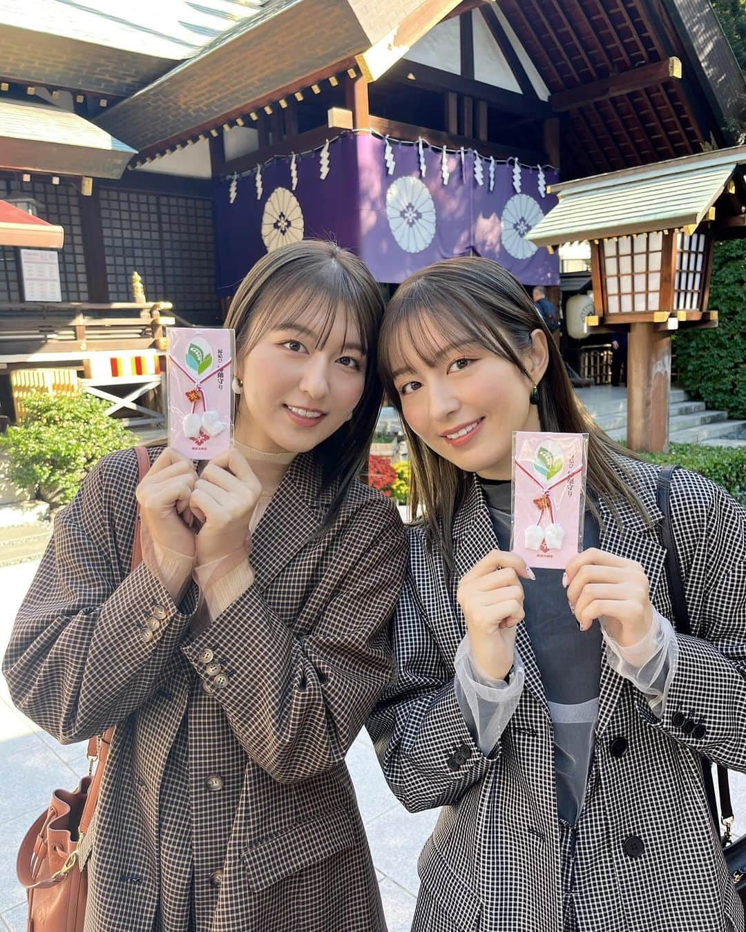 りかりこさんのインスタグラム写真 - (りかりこInstagram)「「東京のお伊勢さま」東京大神宮のホームページ 新ビジュアルに起用していただきました💖  東京大神宮は「東京のお伊勢さま」と親しまれています❤︎ 私達は三重県出身ということもあり、とっても嬉しい気持ちです…！  縁結びに御利益のある神社としても知られていて 「鈴蘭守」は「幸福が訪れる」という花言葉を持つ鈴蘭の花をかたどったお守りだそうで、私たちも撮影の日から毎日大切に持っています🫶🏻  是非、ホームページチェックしてみてください❤︎  💄 @hikari_makeup 👗 @hacccccccccchi thankyou🫶🏻  #pr#raybeams_stylings#東京大神宮#ファッション#夏服#冬服#双子#twins#followｍe」12月10日 17時30分 - rikariko_official