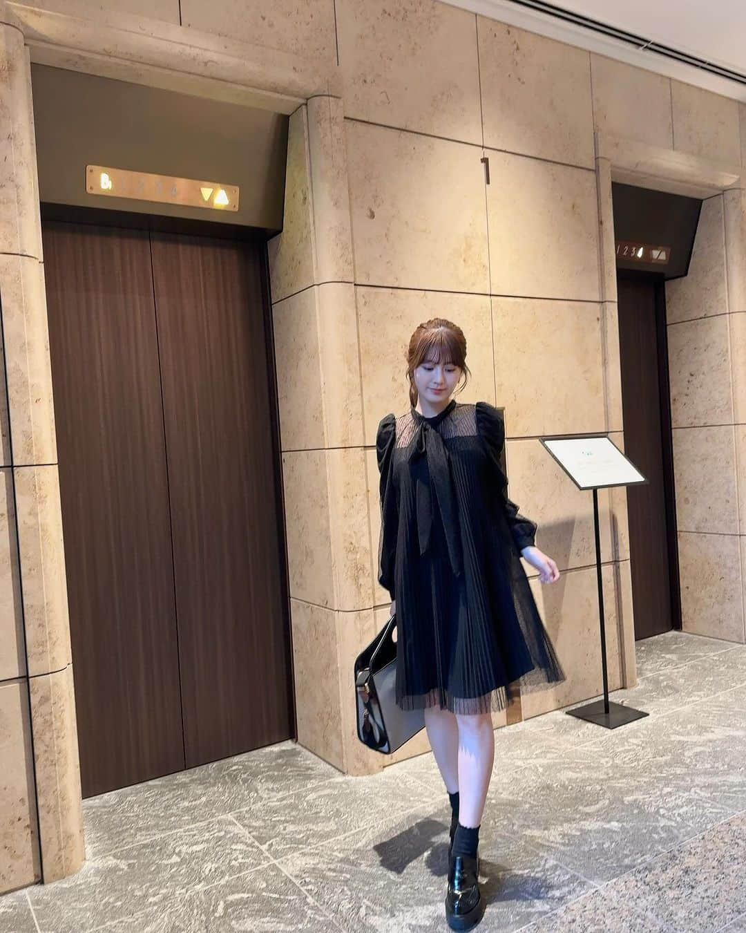 黒田莉来さんのインスタグラム写真 - (黒田莉来Instagram)「ootd. afternoon tea code🥂♥️  繊細なプリーツがとっても上品でお気に入り。  首元のリボンは前後ろどちらにも結べるので シーンに合わせて雰囲気変えたいなぁ…👼🏻  丈感も大人の方が着やすい絶妙なミニ丈です♡  #herlipto #低身長コーデ#152cm #theaoyamagrandhotel」12月10日 17時42分 - kuroda_tomatochan