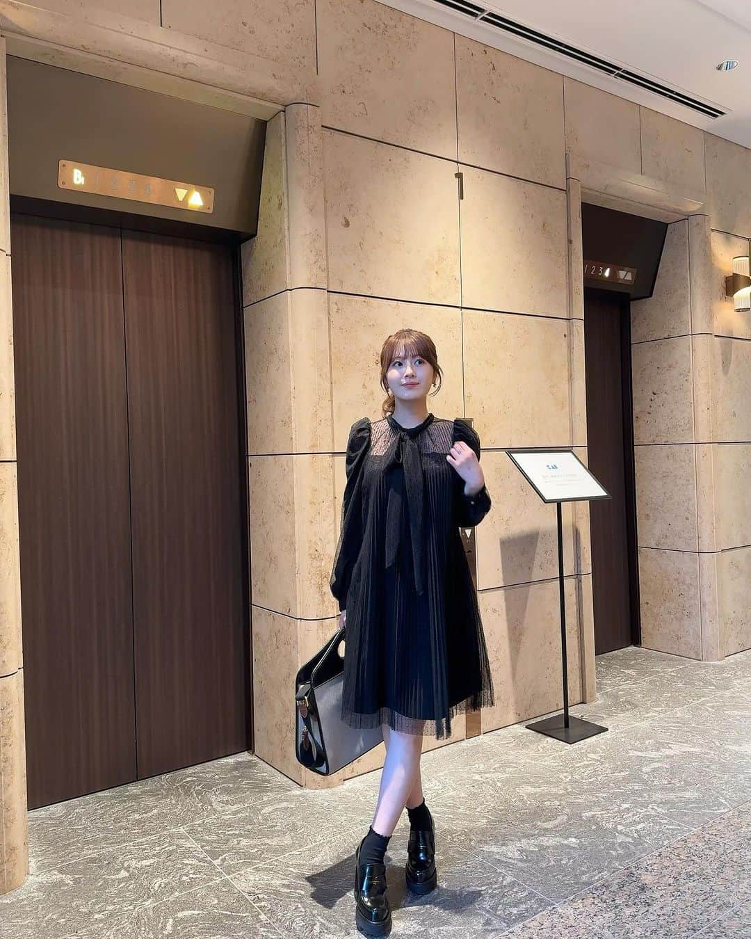 黒田莉来のインスタグラム：「ootd. afternoon tea code🥂♥️  繊細なプリーツがとっても上品でお気に入り。  首元のリボンは前後ろどちらにも結べるので シーンに合わせて雰囲気変えたいなぁ…👼🏻  丈感も大人の方が着やすい絶妙なミニ丈です♡  #herlipto #低身長コーデ#152cm #theaoyamagrandhotel」