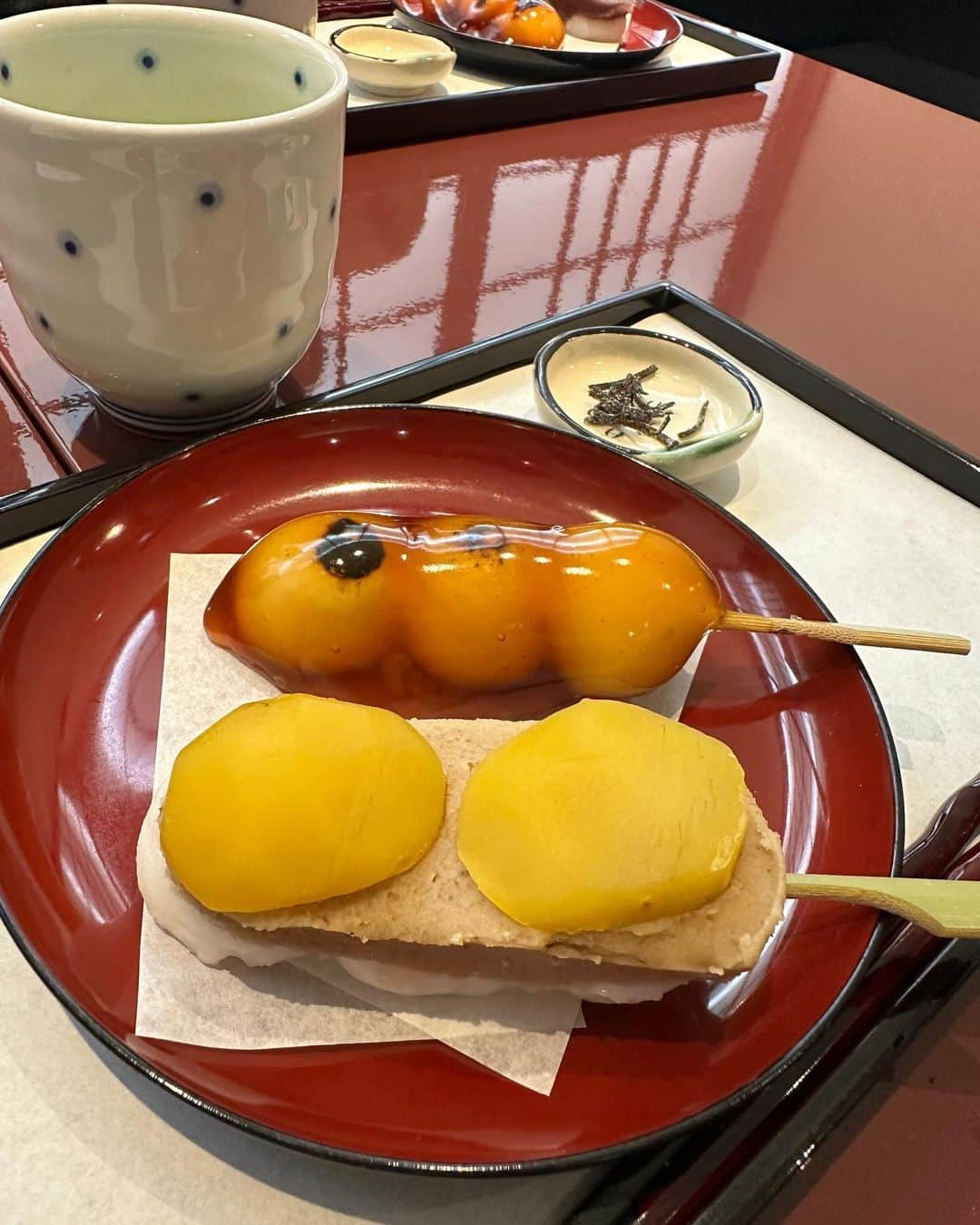 SHOKOのインスタグラム：「外国人の友人が連れて行ってくれた、絶品お団子🍡♥️ お餅はそんなに得意じゃないのに、あまりに美味しくて、お汁粉いただいたのにお団子もお代わりして、お持ち帰りまで🥡😋」