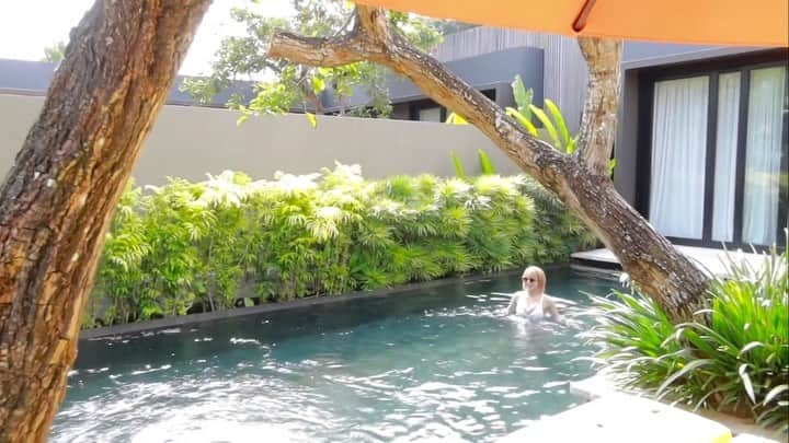 ももせのインスタグラム：「だいすきな親友と5年ぶりの海外旅行✨ 実はお互い学生の時にも一緒にシンガポールに行ってて、その時はお金もなかったから、レストランは我慢したりホテルもやばいとこだったり。笑笑 お互い社会人になって、行けなかったお店に行けたり、こうしてまた旅行に行けて本当にうれしい🥲✨ そして何より、旅行に行く人として選んでくれて、仕事じゃなく1週間一緒に過ごせたことがうれしかったなぁ。 いつも本当にありがとう😊 これからもたくさん思い出つくろうね〜！」