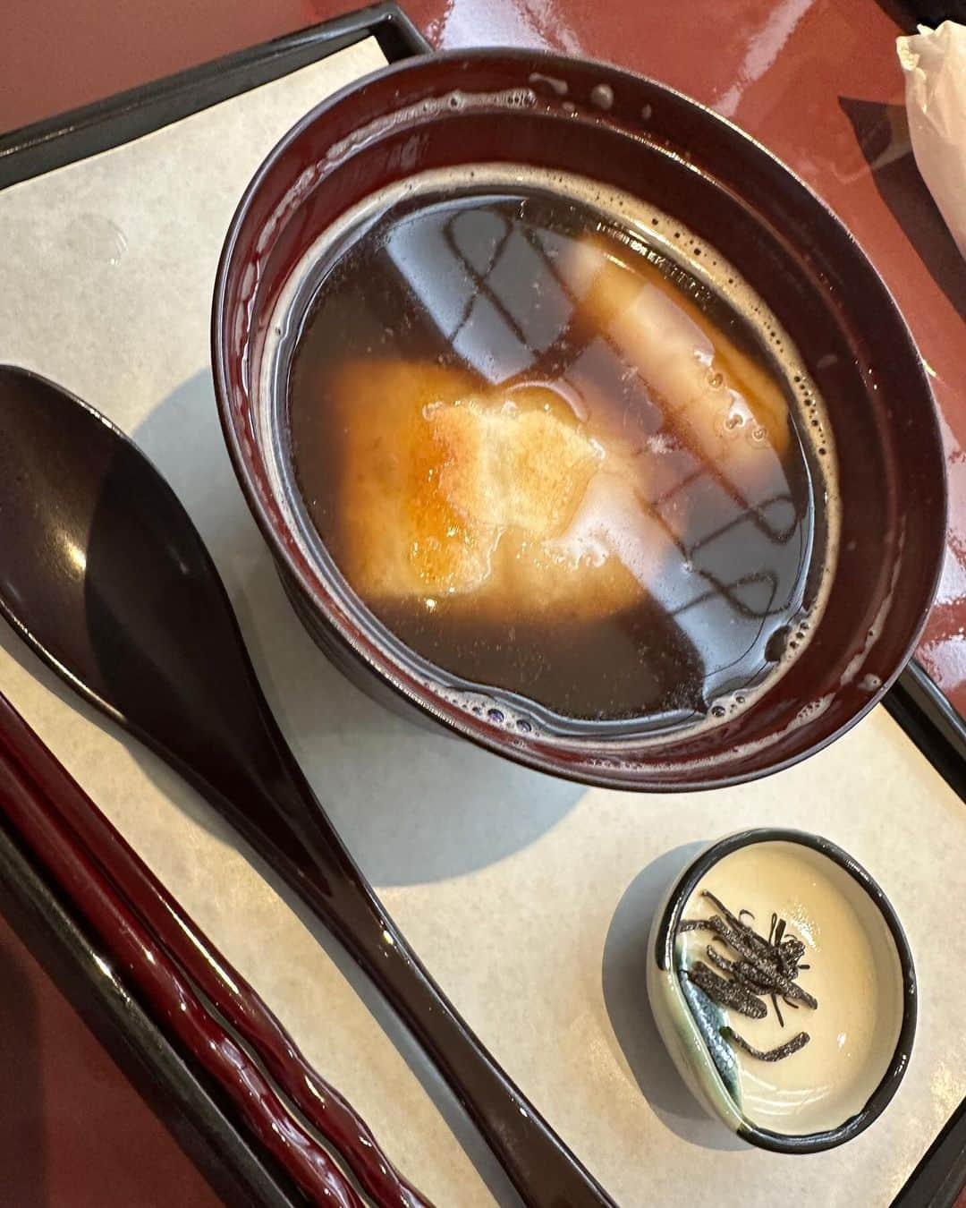 SHOKOさんのインスタグラム写真 - (SHOKOInstagram)「外国人の友人が連れて行ってくれた、絶品お団子🍡♥️ お餅はそんなに得意じゃないのに、あまりに美味しくて、お汁粉いただいたのにお団子もお代わりして、お持ち帰りまで🥡😋」12月10日 17時37分 - shoko_london