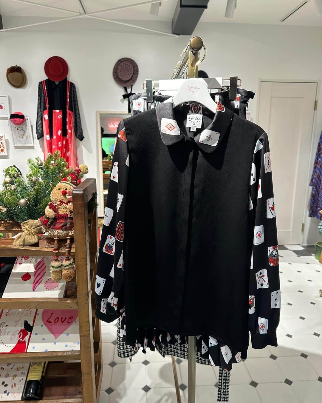 SHOKOさんのインスタグラム写真 - (SHOKOInstagram)「トランプ柄の、襟&袖のブラウスも新入荷しました♥️♣️♦️♠️ プリーツスカートとセットアップで着ても、それぞれでも可愛いくて、着回し効きそう🎵 私も買っちゃいました！ ⚫︎ @sforshoko 青山店にて販売中🃏」12月10日 17時41分 - shoko_london