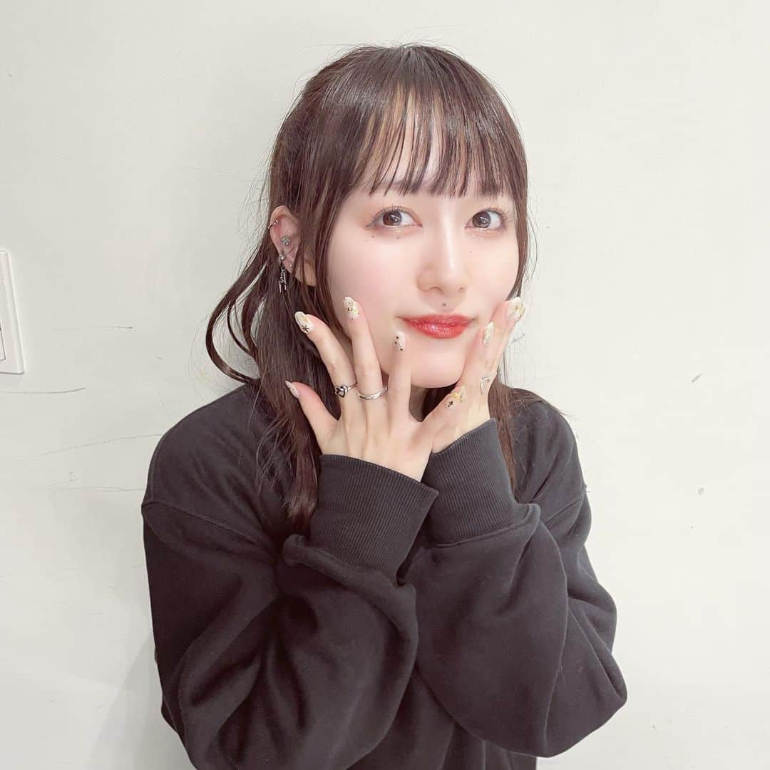 三浦菜々子さんのインスタグラム写真 - (三浦菜々子Instagram)「おにゅ〜💅 ホワイト×ゴールドでクリスマスネイルにしてもらっちゃった🎄  今日特典会でも見せびらかしちゃったし スタッフさんにも「みてみて〜🎄」って見せつけた😂  #白キャン #真っ白なキャンバス #アイドル #idol #三浦菜々子 #ネイル #ネイルデザイン #nails #nailart #nail #naildesign #クリスマスネイル #クリスマスネイルデザイン」12月10日 21時30分 - miura_nanako