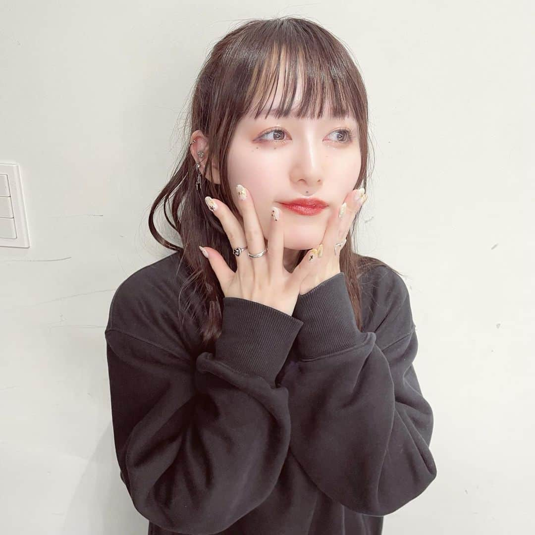 三浦菜々子さんのインスタグラム写真 - (三浦菜々子Instagram)「おにゅ〜💅 ホワイト×ゴールドでクリスマスネイルにしてもらっちゃった🎄  今日特典会でも見せびらかしちゃったし スタッフさんにも「みてみて〜🎄」って見せつけた😂  #白キャン #真っ白なキャンバス #アイドル #idol #三浦菜々子 #ネイル #ネイルデザイン #nails #nailart #nail #naildesign #クリスマスネイル #クリスマスネイルデザイン」12月10日 21時30分 - miura_nanako