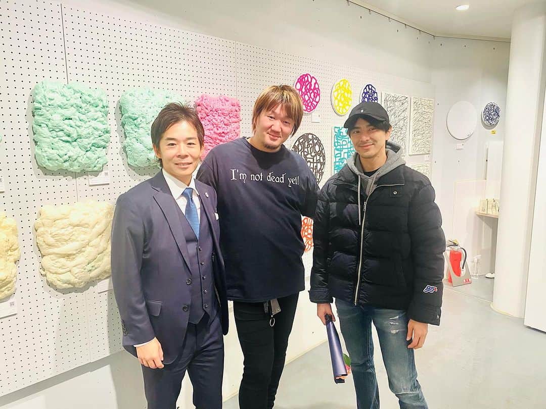 内田滋のインスタグラム：「長谷川匠くんの個展に滑り込み。  最近は、建築デザイナーなのか、アーティストなのか、何者かわからん匠くんは、またもや新たな手法の作品を創作してました。  ほんとエネルギッシュでいつ会っても素敵。  ギリギリ行けてよかった！  @takumihasegaw」