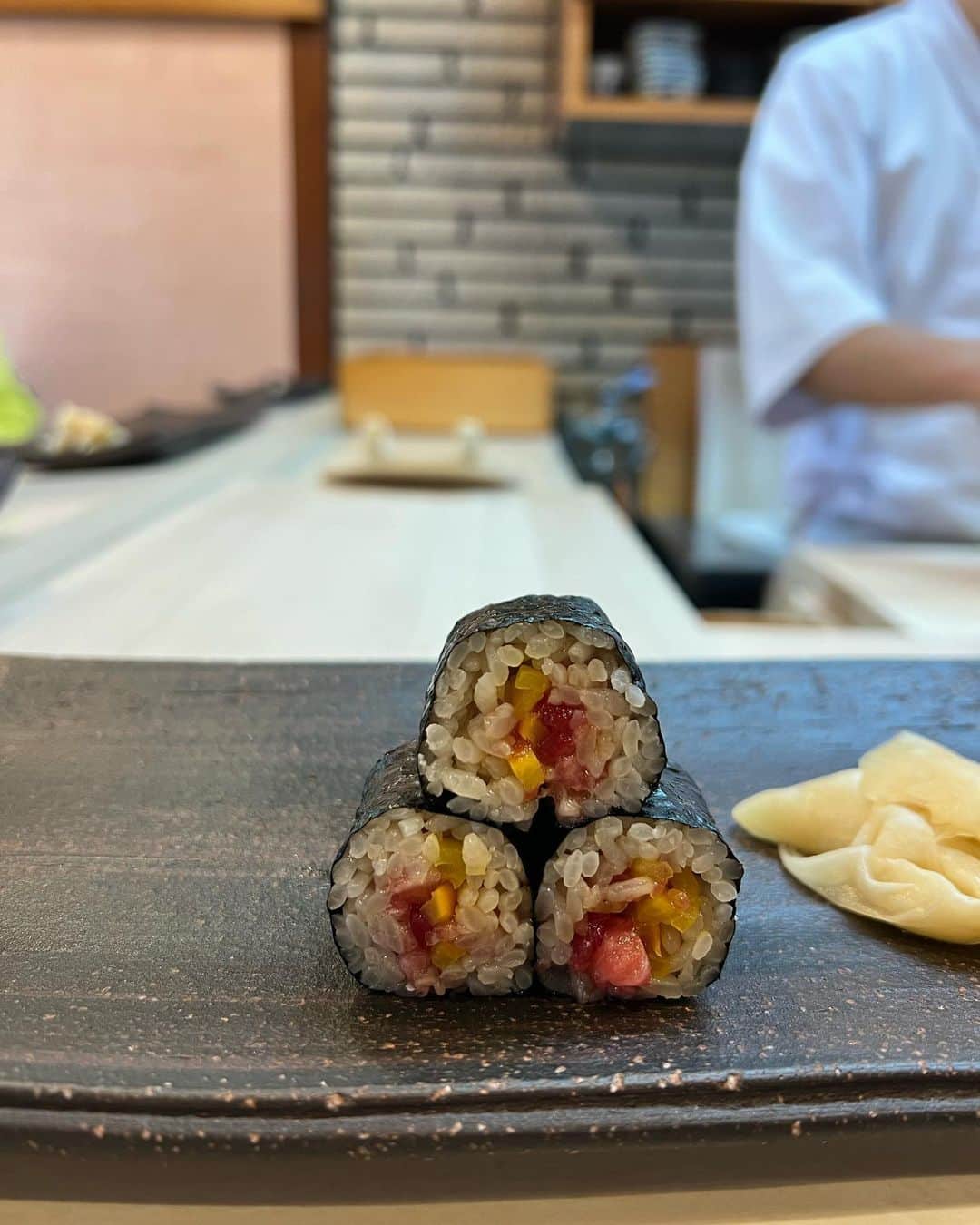 Risako Yamamotoさんのインスタグラム写真 - (Risako YamamotoInstagram)「松寿司さんでランチ🍣 すごく楽しみで昨日から控え目に調整していました🤤  息子はお寿司の歯固めで♥️ とっても美味しかった♡  子供が生まれてもお休みの度にお食事に連れて行ってくれる主人に感謝です🥺  #松寿司 #大阪グルメ」12月10日 17時48分 - risako_yamamoto