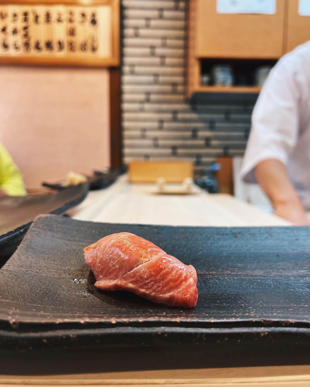 Risako Yamamotoのインスタグラム：「松寿司さんでランチ🍣 すごく楽しみで昨日から控え目に調整していました🤤  息子はお寿司の歯固めで♥️ とっても美味しかった♡  子供が生まれてもお休みの度にお食事に連れて行ってくれる主人に感謝です🥺  #松寿司 #大阪グルメ」